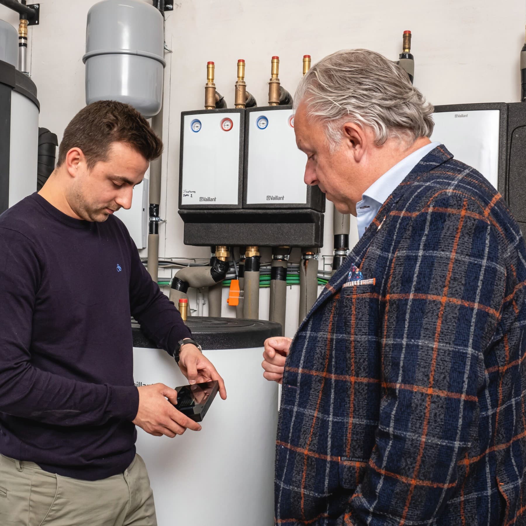 Installateur Brecht Verbiest qui installe le régulateur et Erwin Beerts de Vaillant