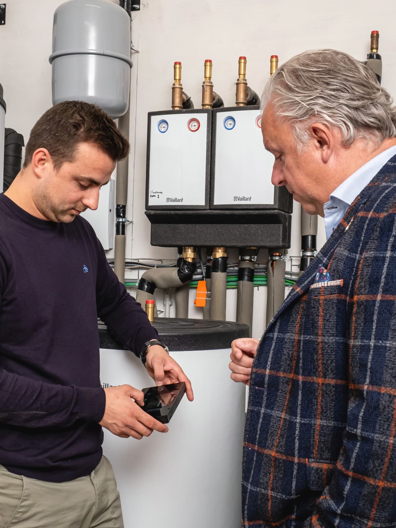 Installateur Brecht Verbiest qui installe le régulateur et Erwin Beerts de Vaillant