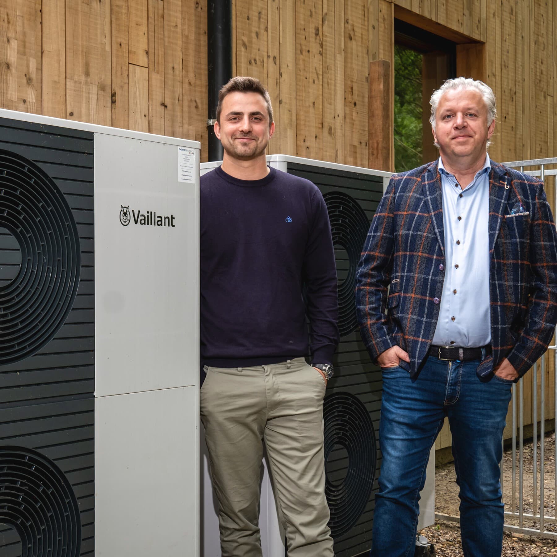 Installateur et Erwin Beerts de Vaillant à côté d'une pompe à chaleur Vaillant