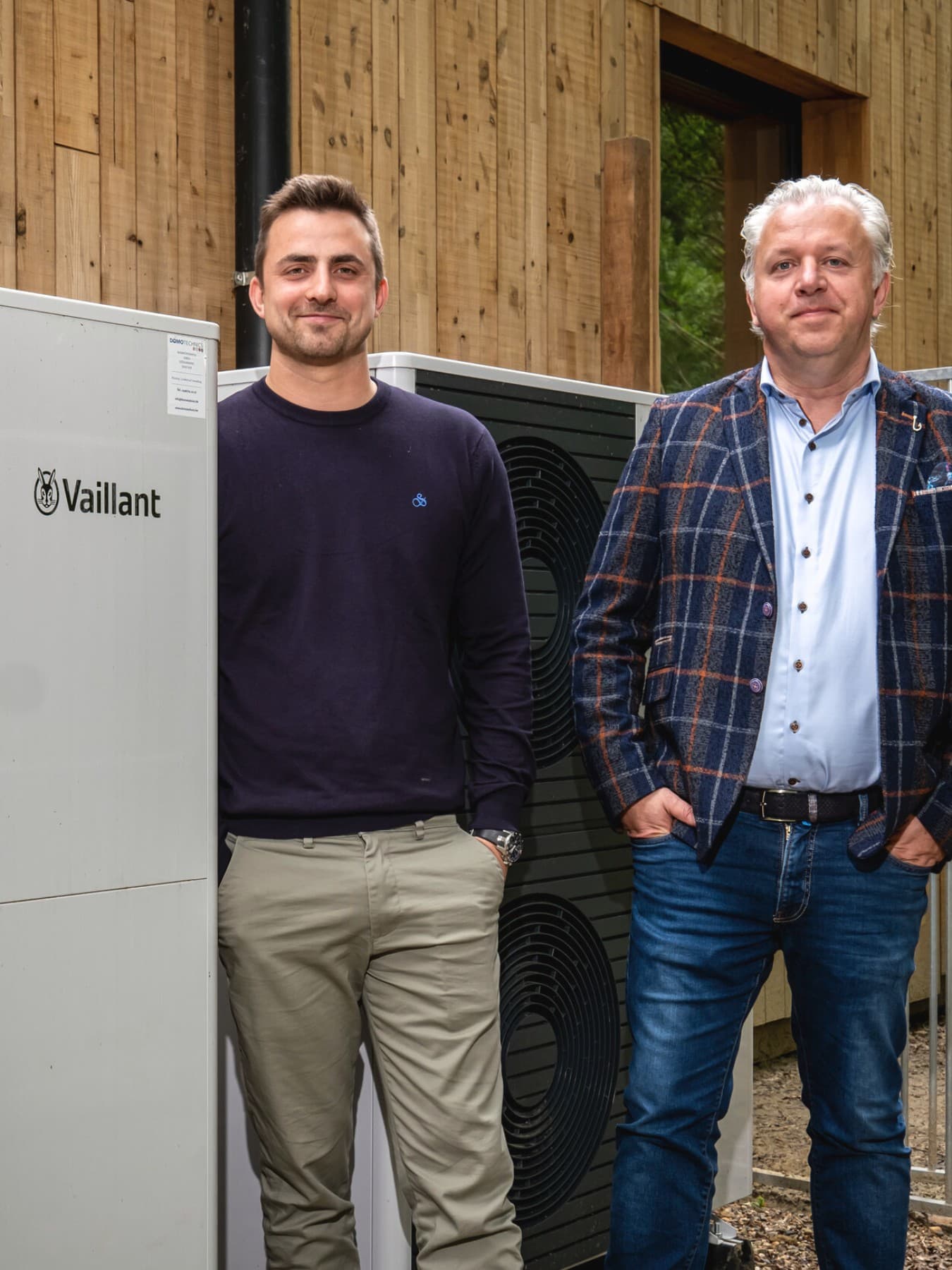 Installateur et Erwin Beerts de Vaillant à côté d'une pompe à chaleur Vaillant