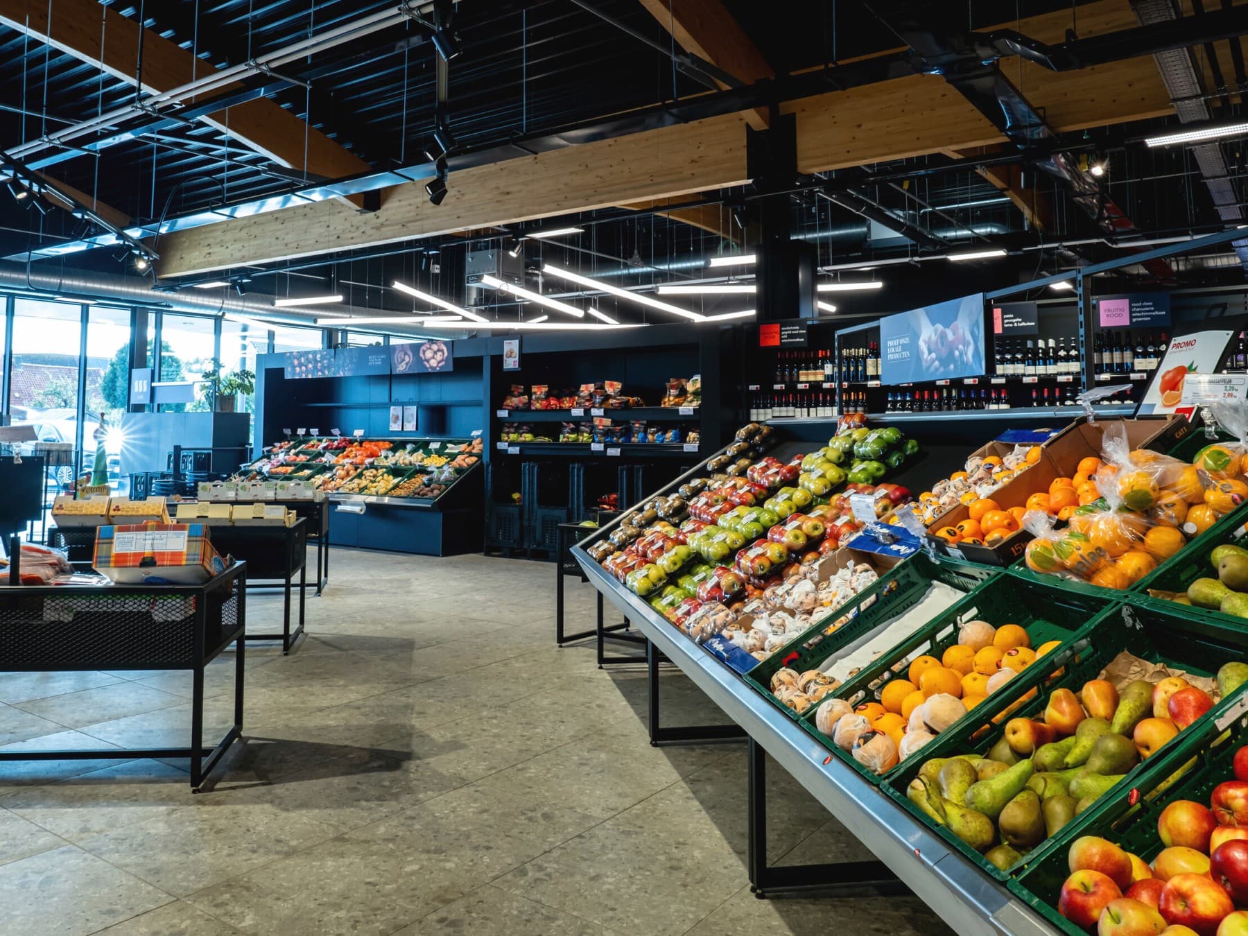 Binnenkant van supermarkt Spegelaere met veel verse groenten en fruit in rekken
