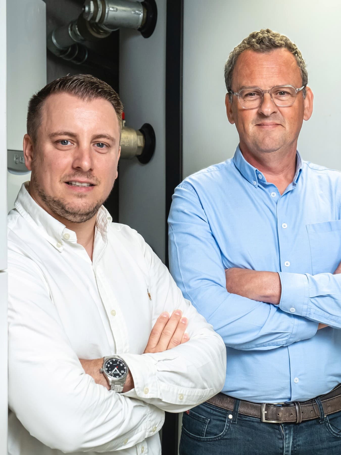 Yannick De Mol (Vaillant) en Bart Timmerman (Tectim) naast de geoTHERM geothermische warmtepomp
