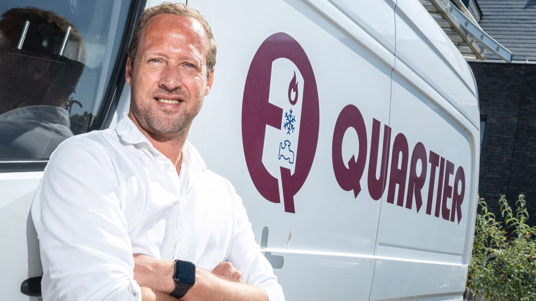 Un installateur du Quartier à côté de sa camionnette