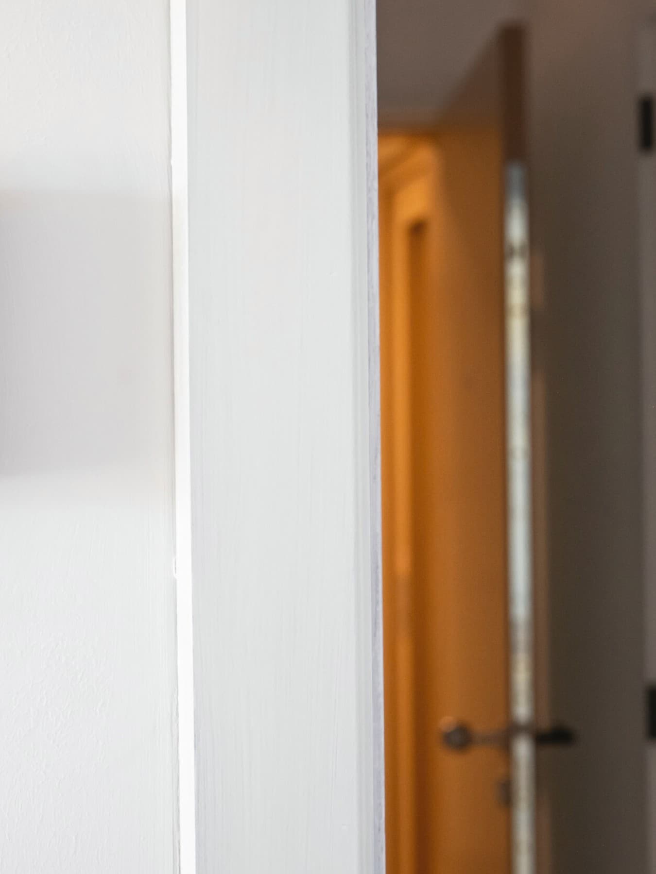Régulateur sensoCOMFORT en fonction de la température extérieure, fixé sur un mur blanc. La température souhaitée est réglée sur 23,5 °C.