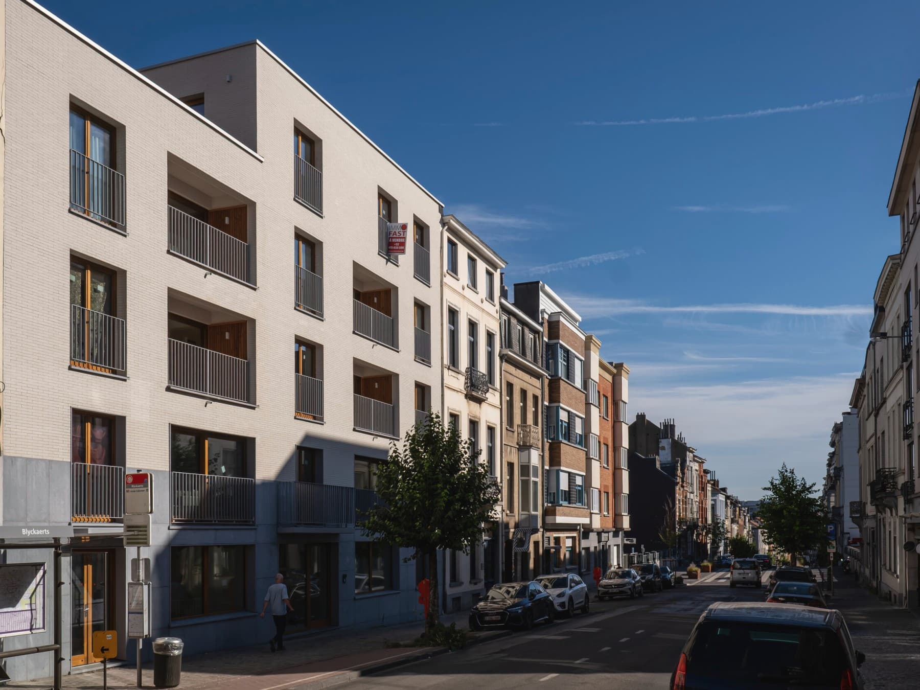 Quartier bruxellois de Flagey avec différentes maisons et un ciel bleu
