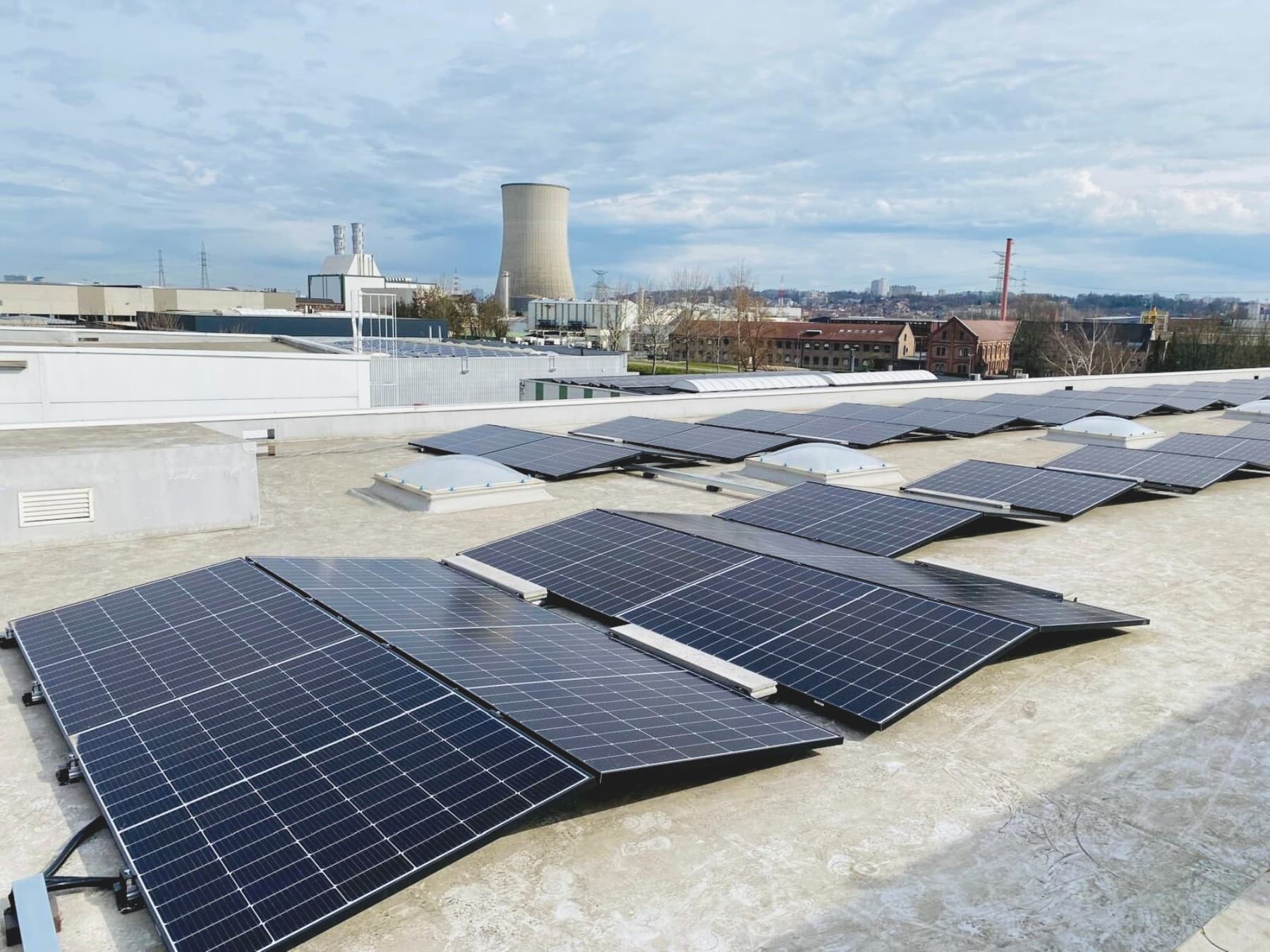 Des panneaux solaires sur le toit de nos bureaux à Drogenbos.