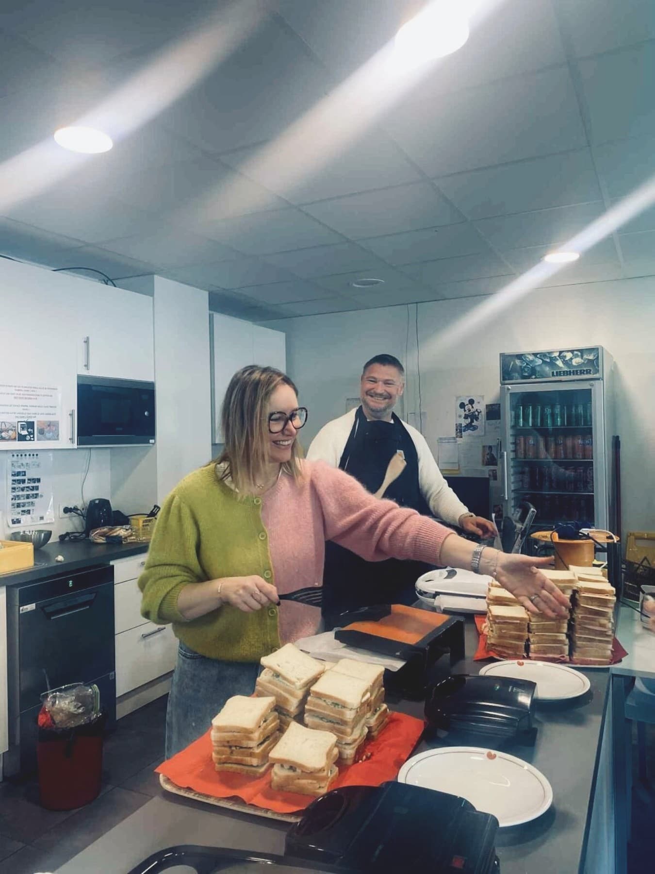 Medewerkers bakken croque-monsieurs voor De Warmste Week.
