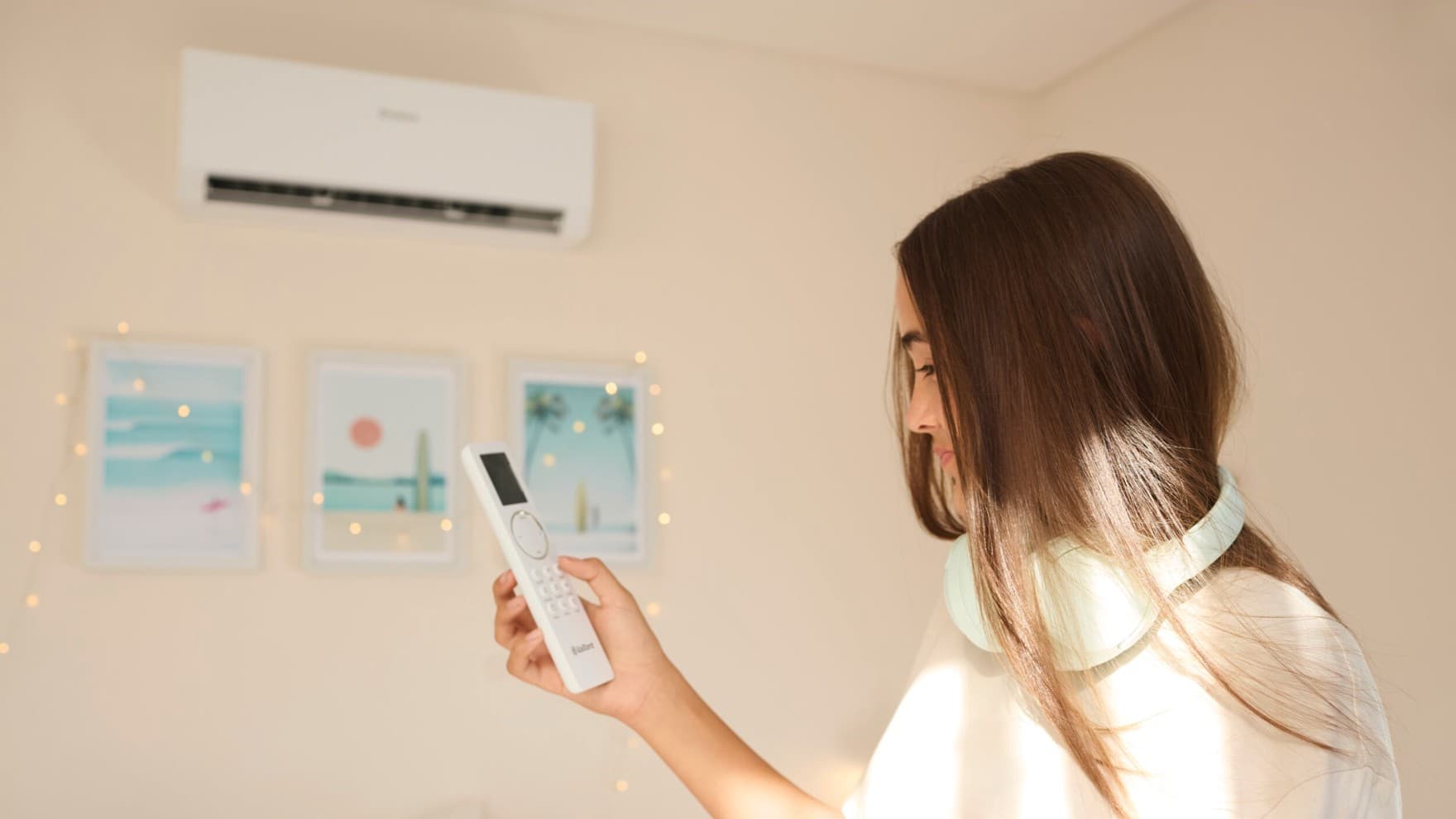 Climatisation climaVAIR plus dans la chambre d'adolescent, sur le mur sous le plafond