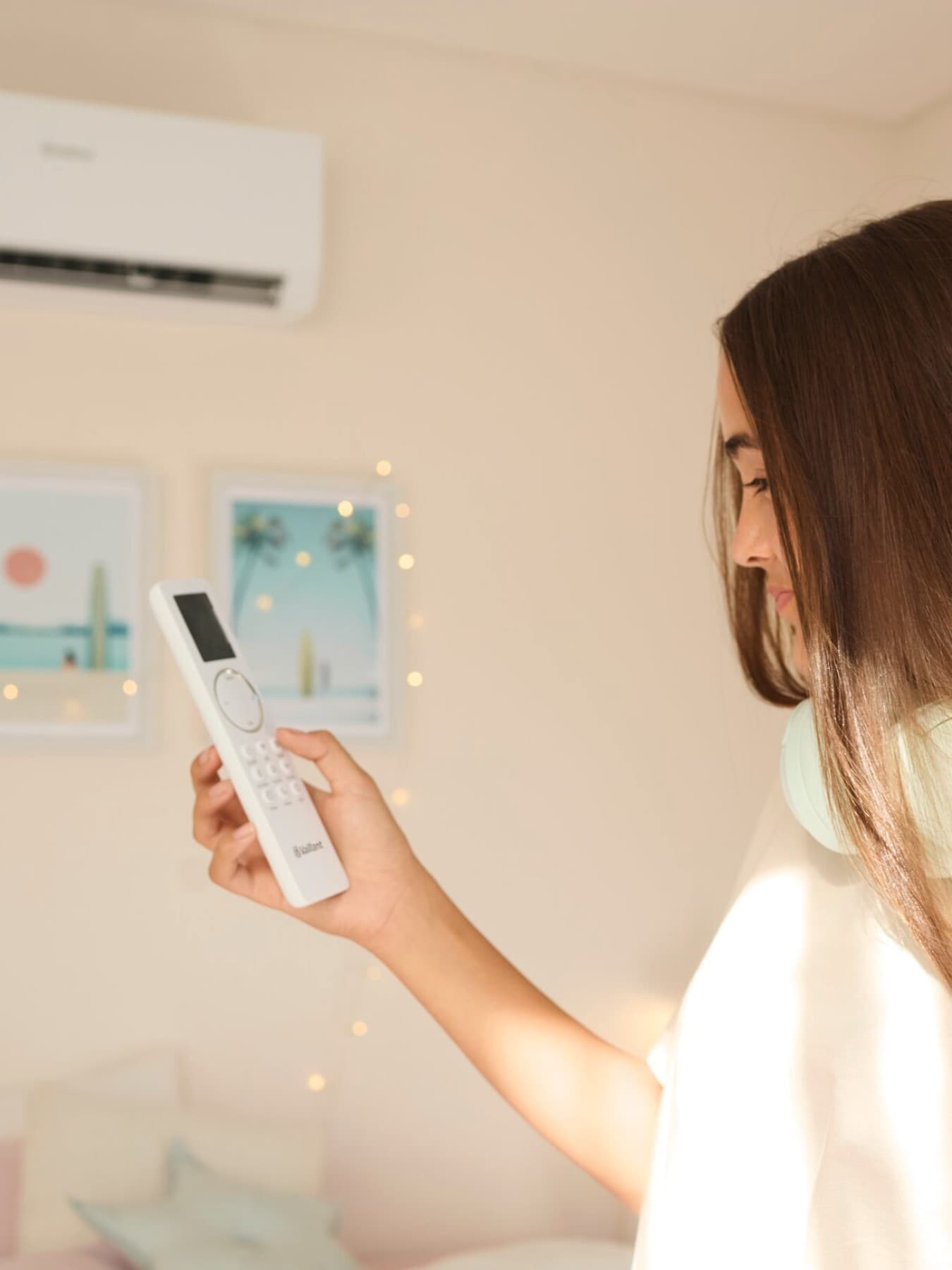Climatisation climaVAIR plus dans la chambre d'adolescent, sur le mur sous le plafond