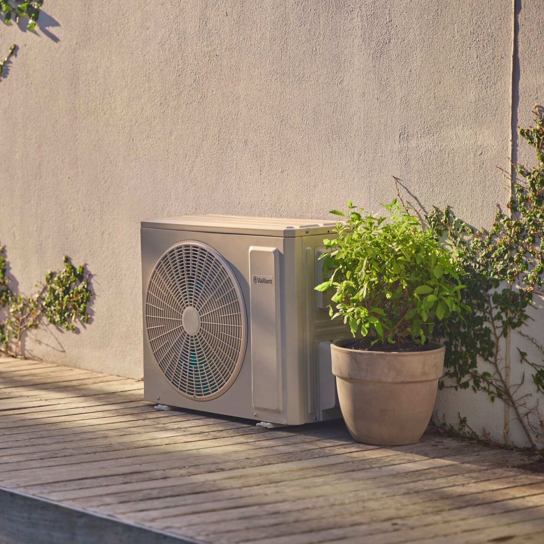 Unité extérieure d'un climatiseur à côté d'une façade grise