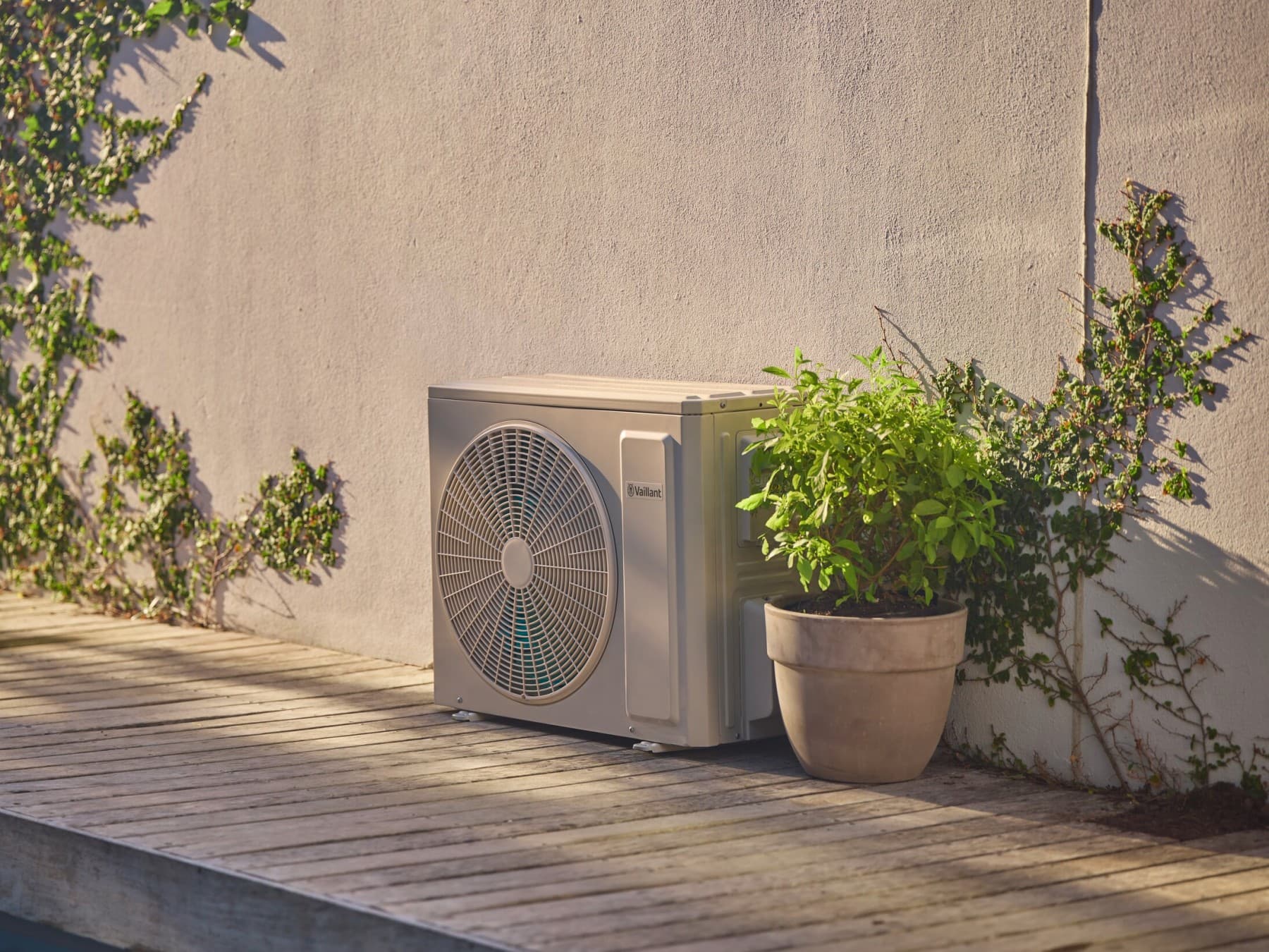 Unité extérieure d'un climatiseur adossée à un mur