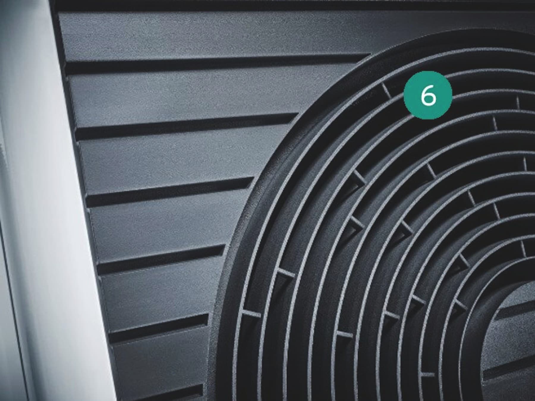 Face avant avec une partie du ventilateur d'une unité extérieure Vaillant indiquant le mode silencieux