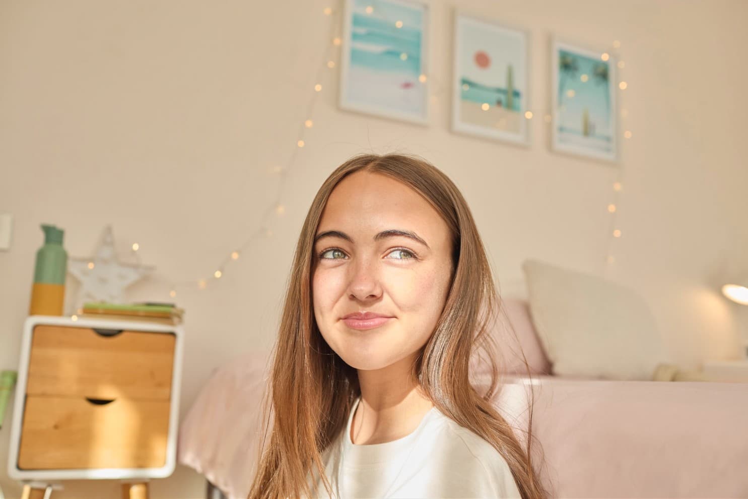 Fille assise dans une pièce regardant par la fenêtre