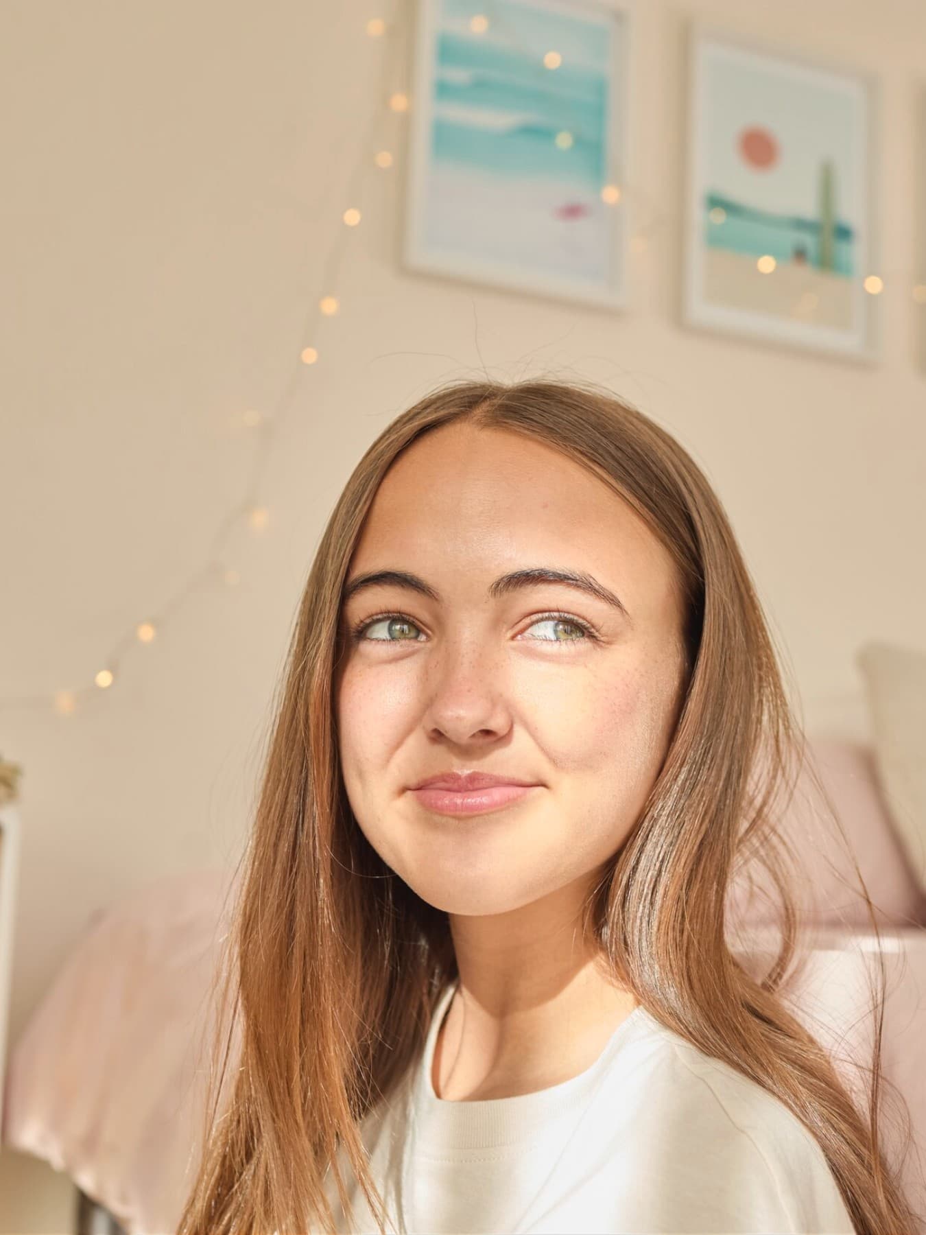 Fille assise dans une pièce regardant par la fenêtre