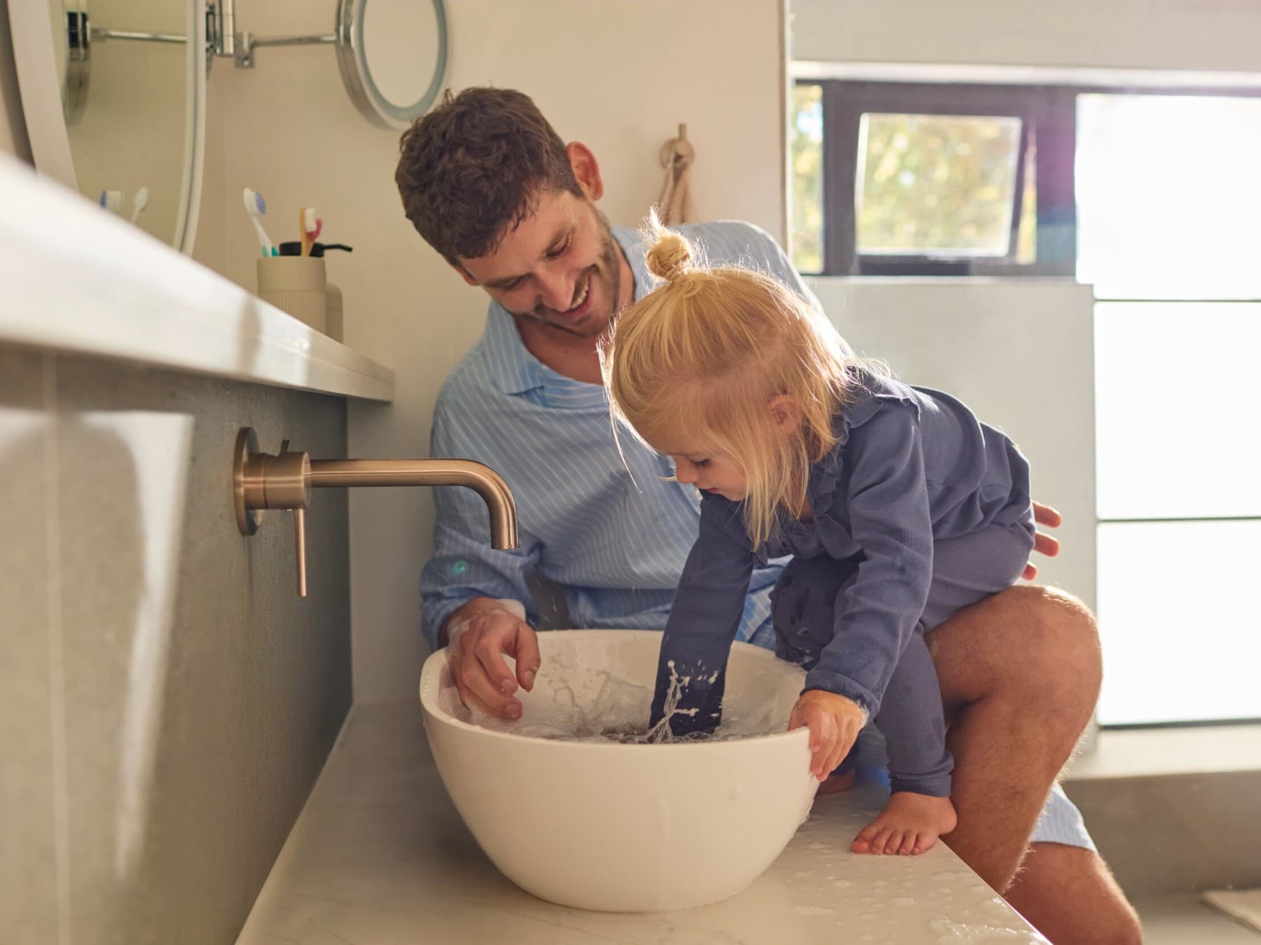 Père et fille dans la salle de bain