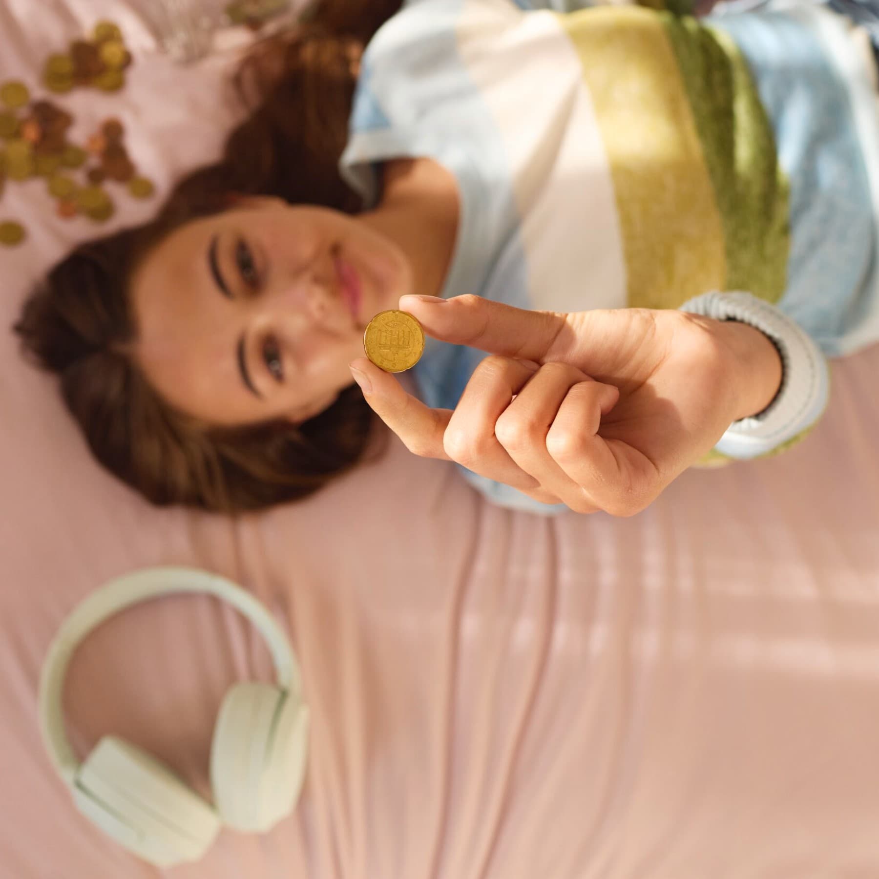 Fille comptant de l'argent sur un lit.