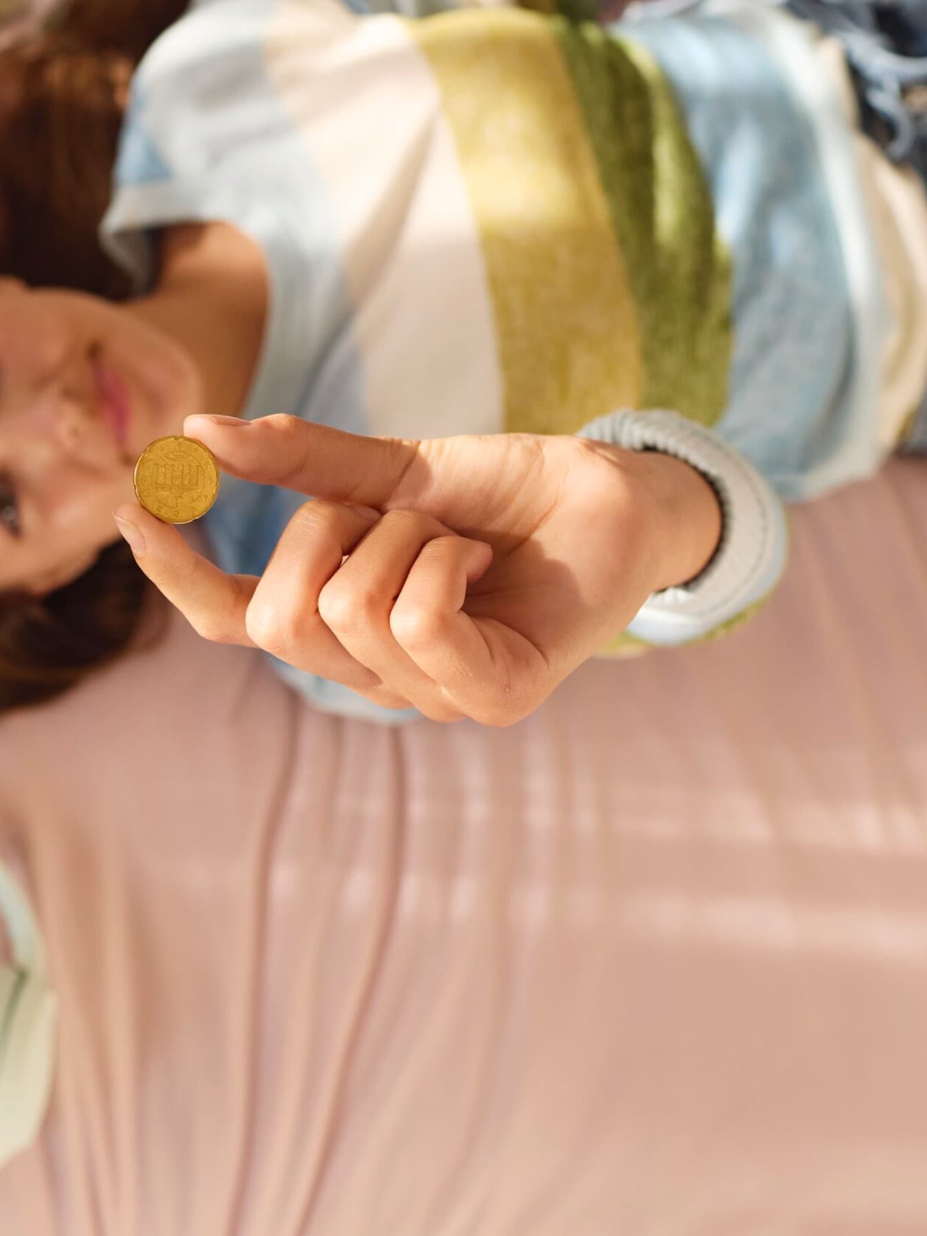 Fille comptant de l'argent sur un lit.