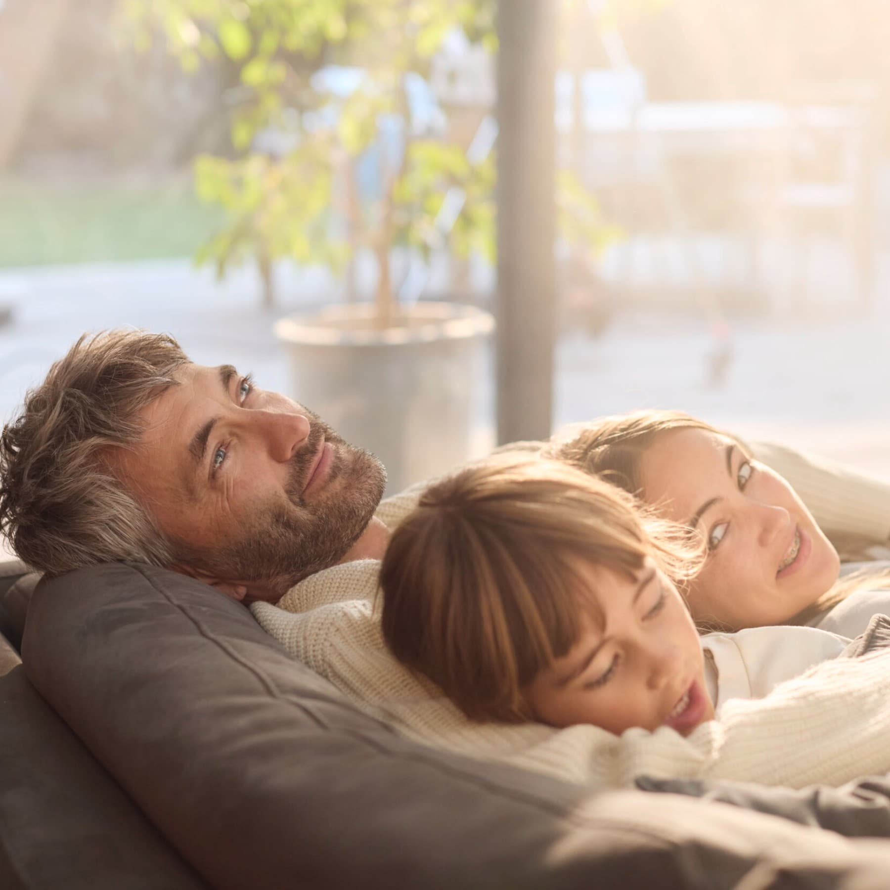 Familie ontspant op de bank