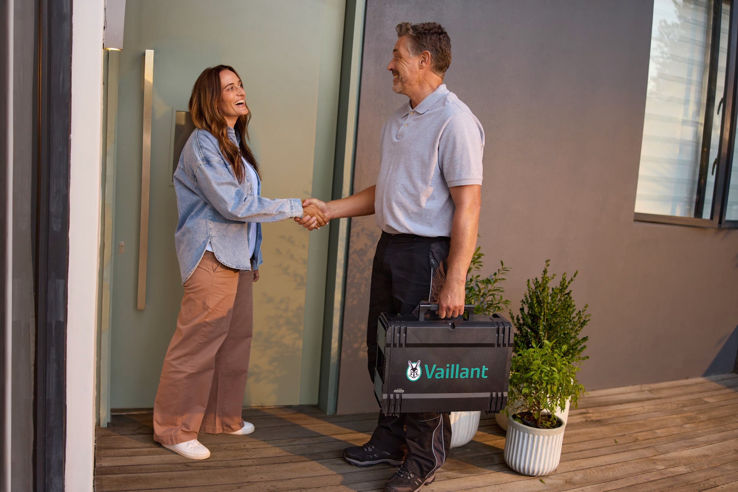 Le client accueille le technicien Vaillant à la porte d'entrée