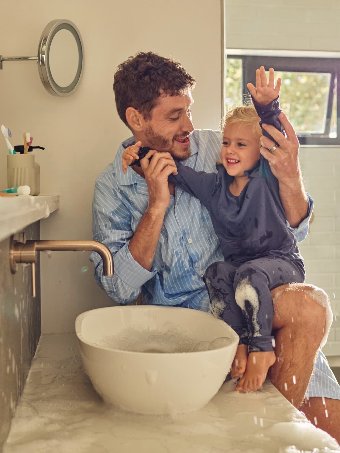Père et fille dans la salle de bain