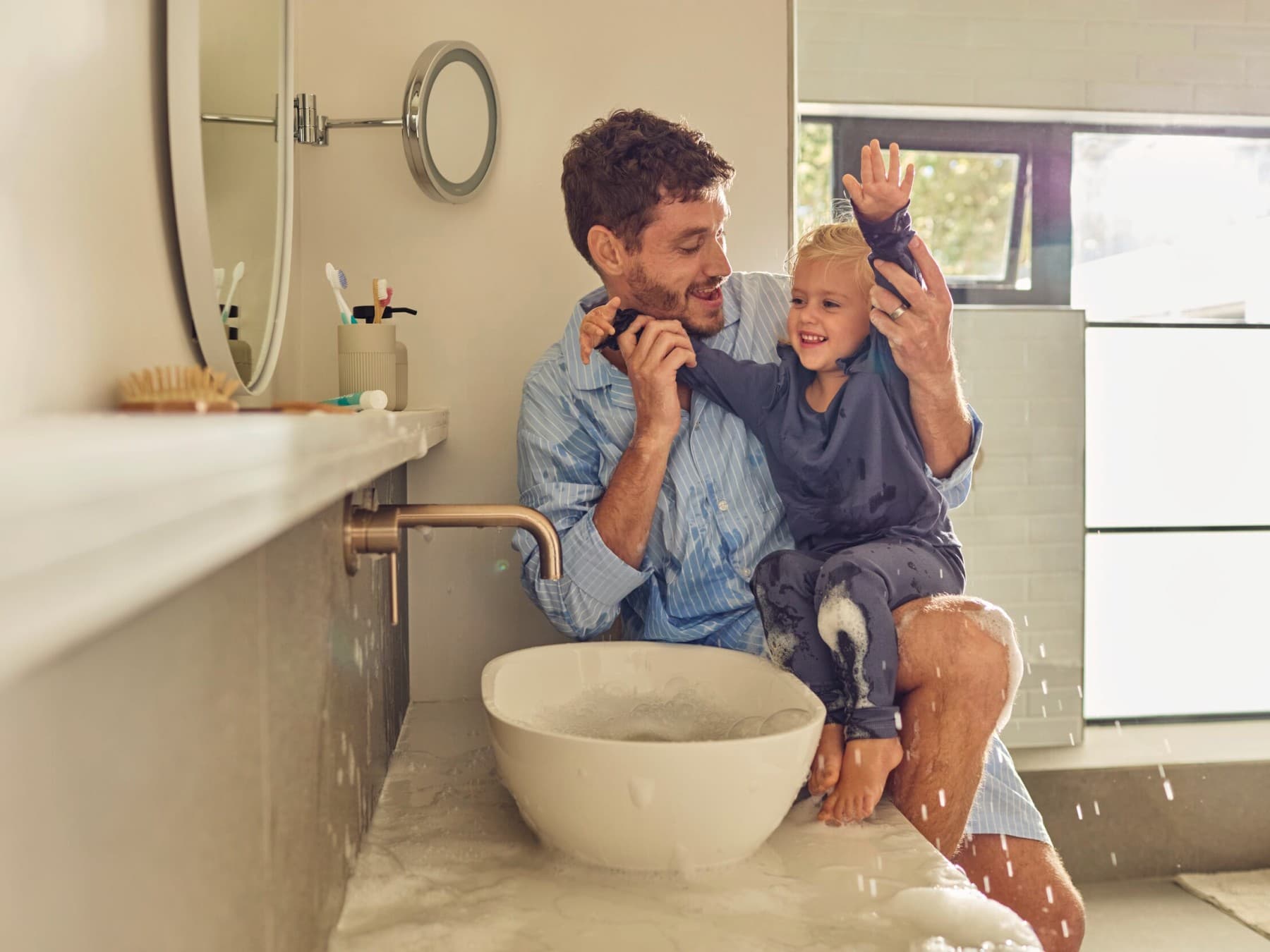 Père et fille dans la salle de bain
