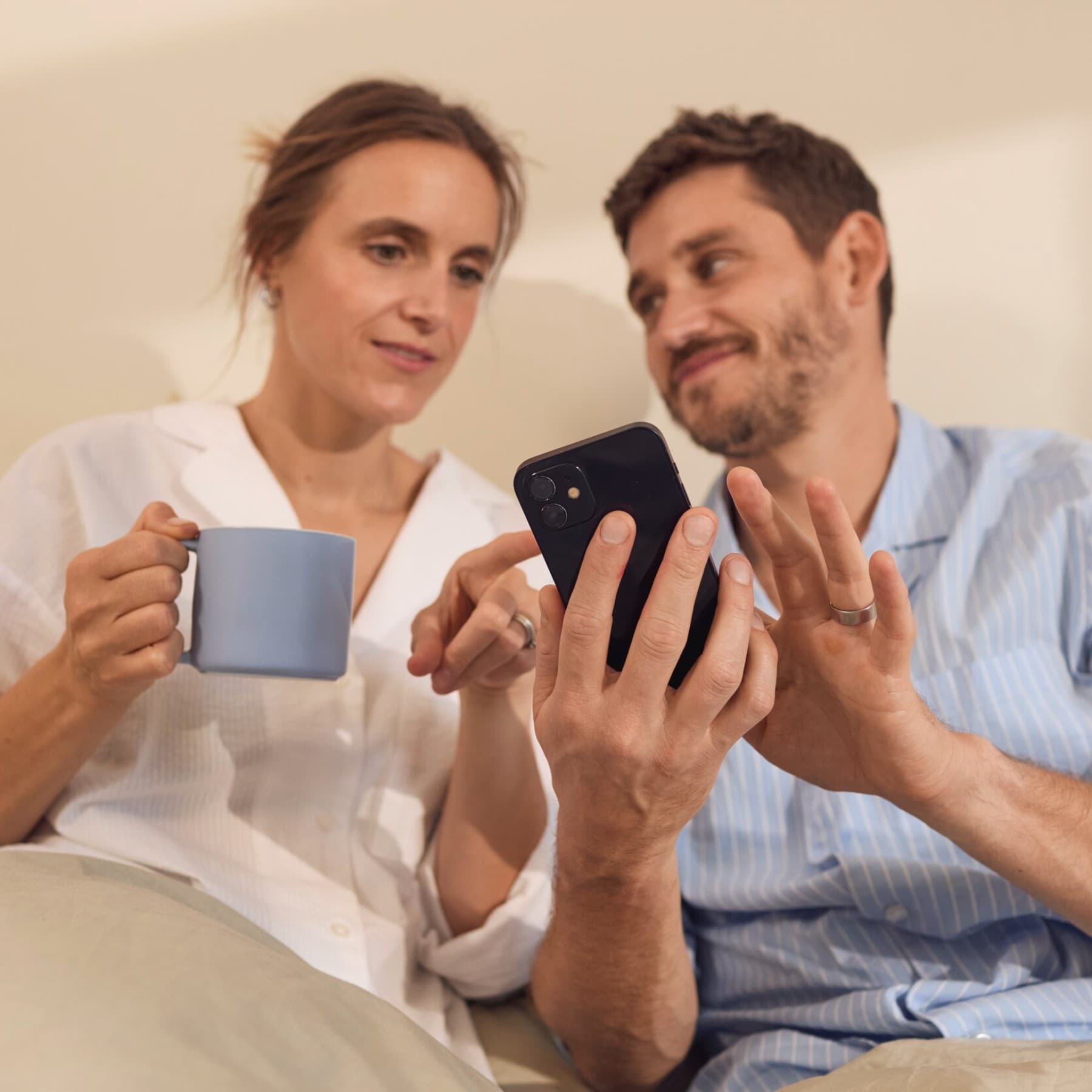 Un couple prend rendez-vous via myVaillant Web sur smartphone | Vaillant
