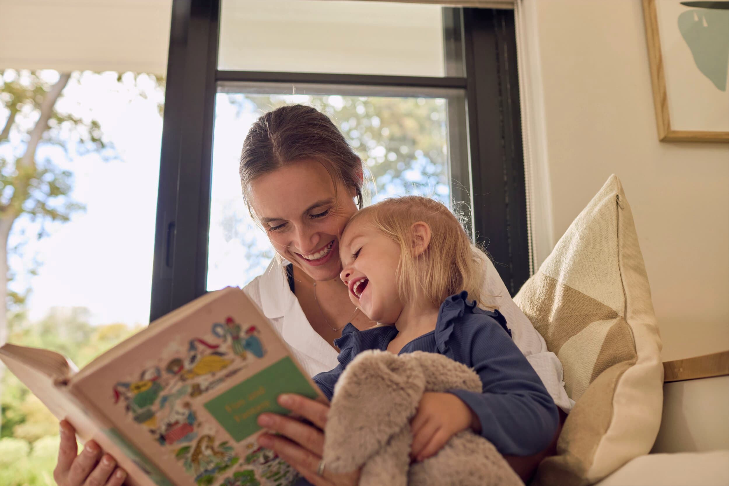 Une mère lit un livre à son enfant
