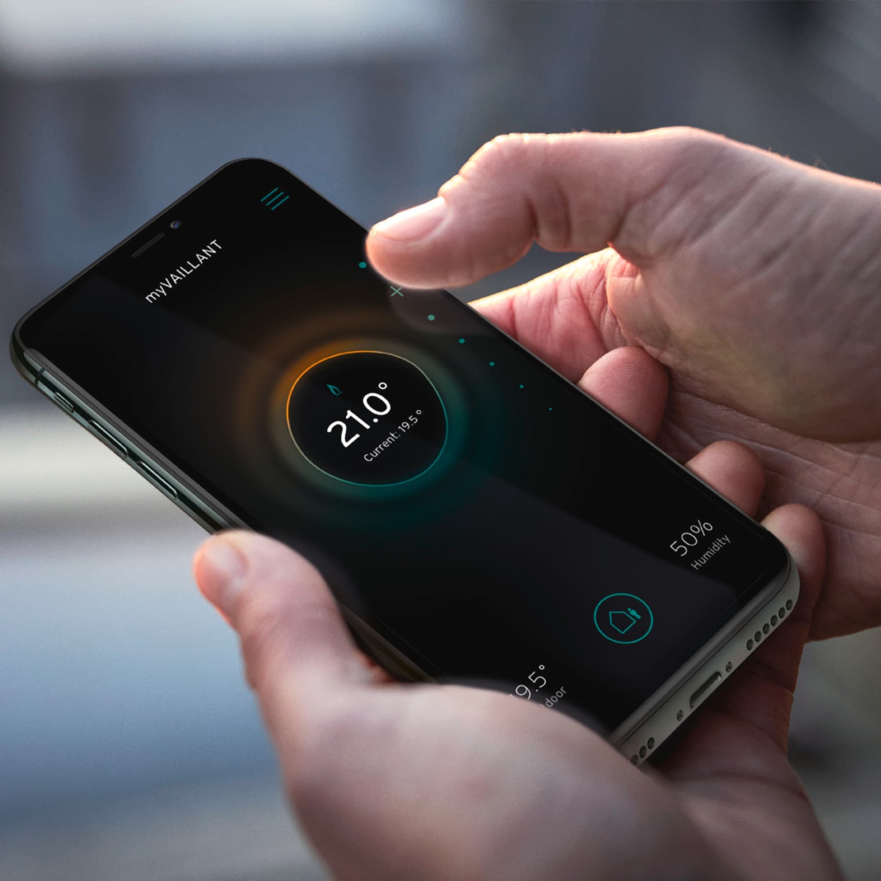 Man werkt op smartphone