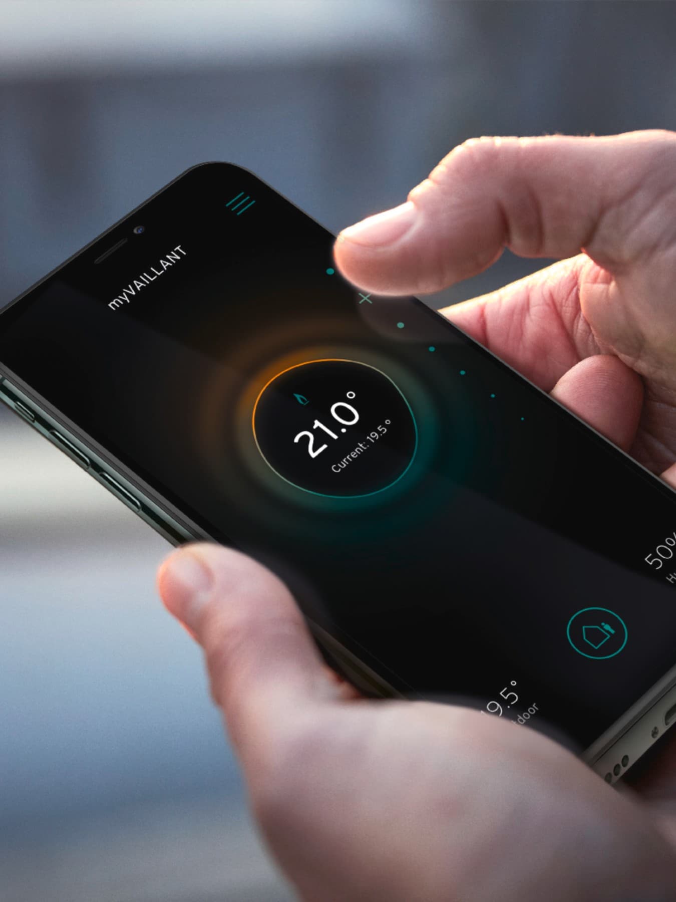 Man werkt op smartphone