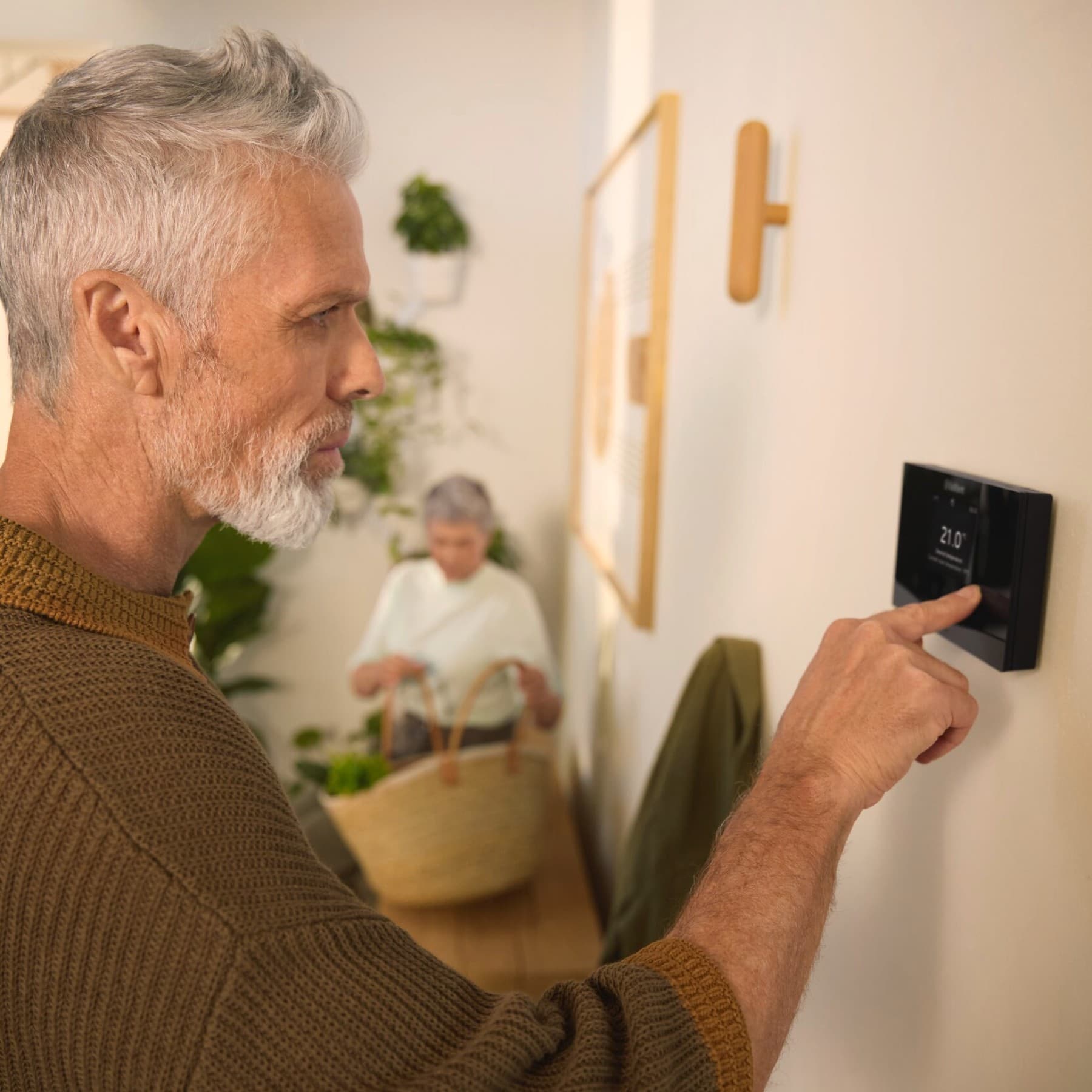 Man wijzigt instellingen op zijn Vaillant regelaar