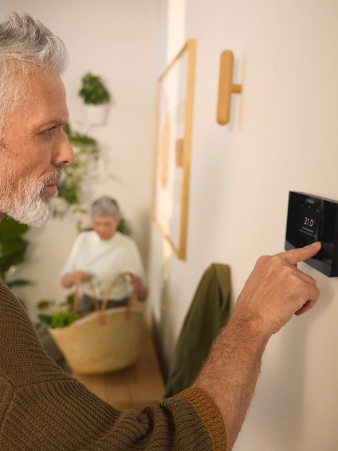 Man wijzigt instellingen op zijn Vaillant regelaar