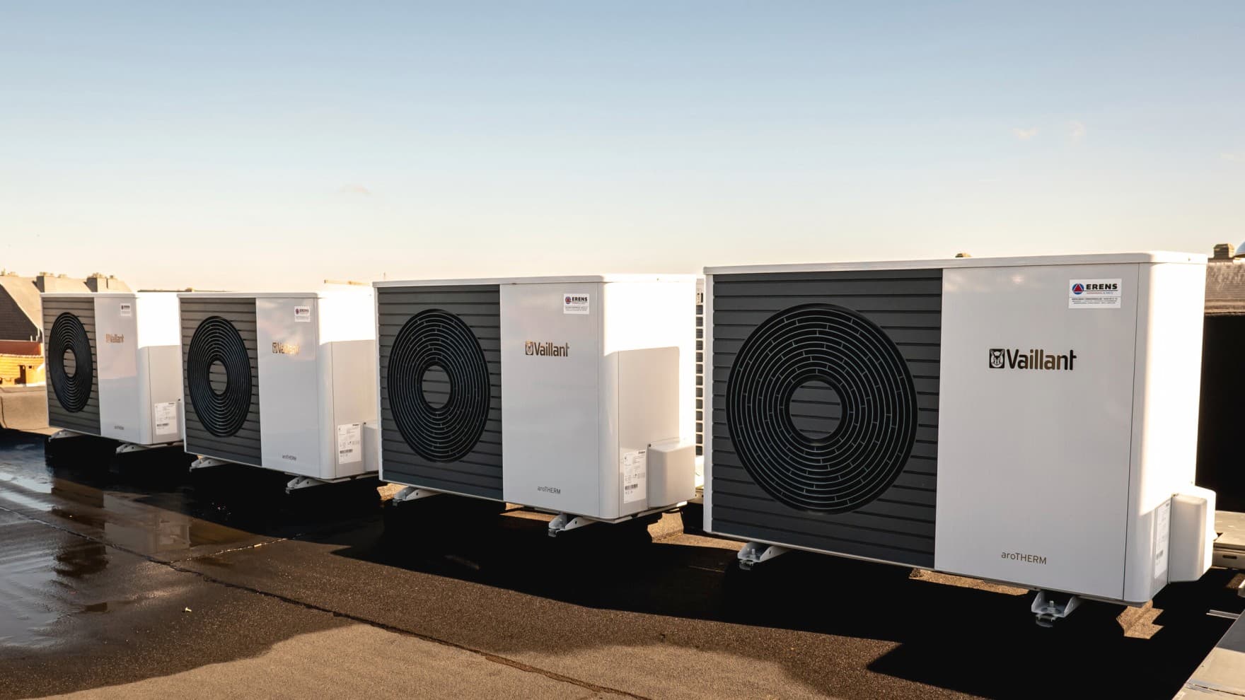 Pompes à chaleur Vaillant installées en cascade sur un toit