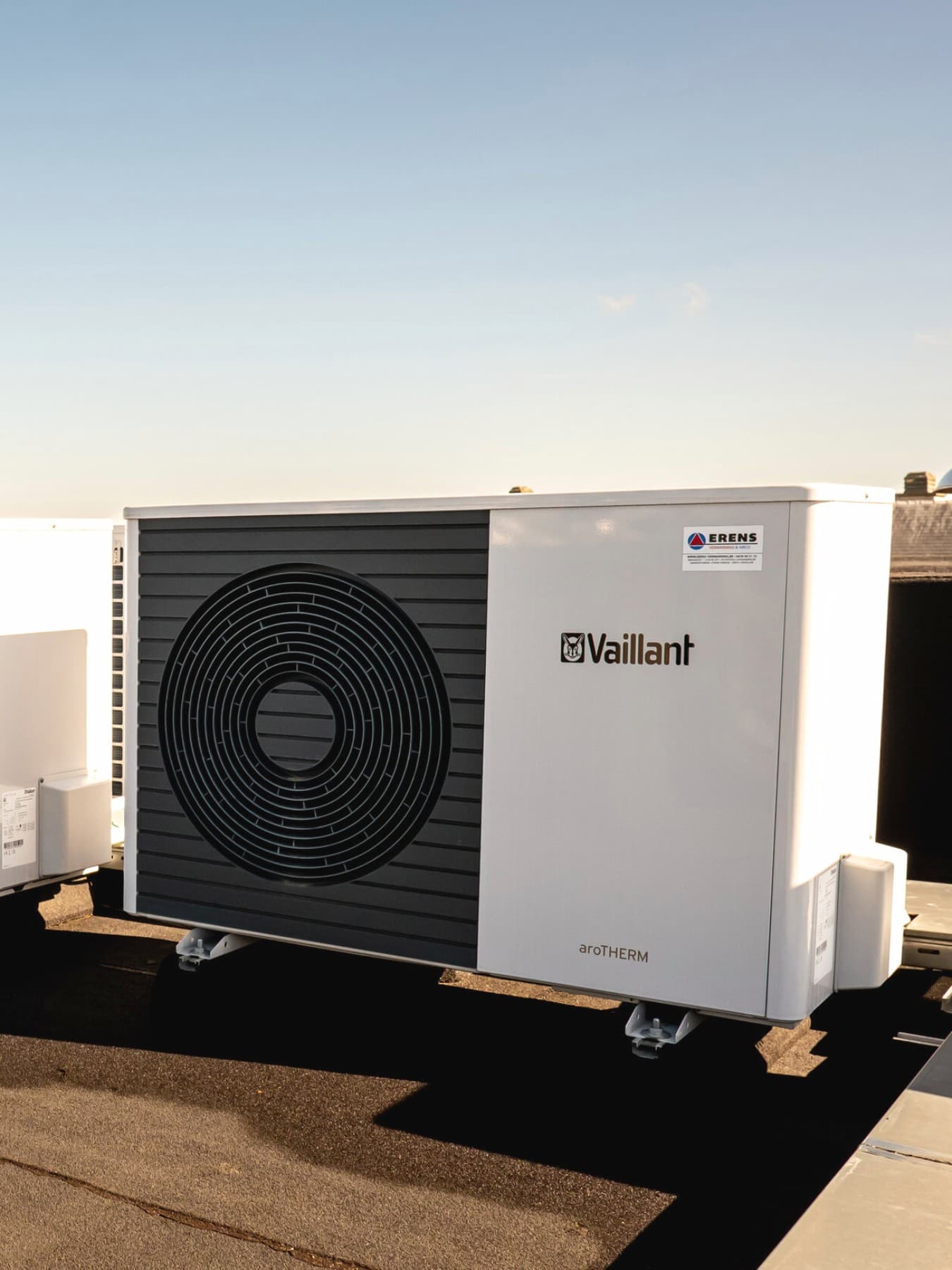 Pompes à chaleur Vaillant installées en cascade sur un toit