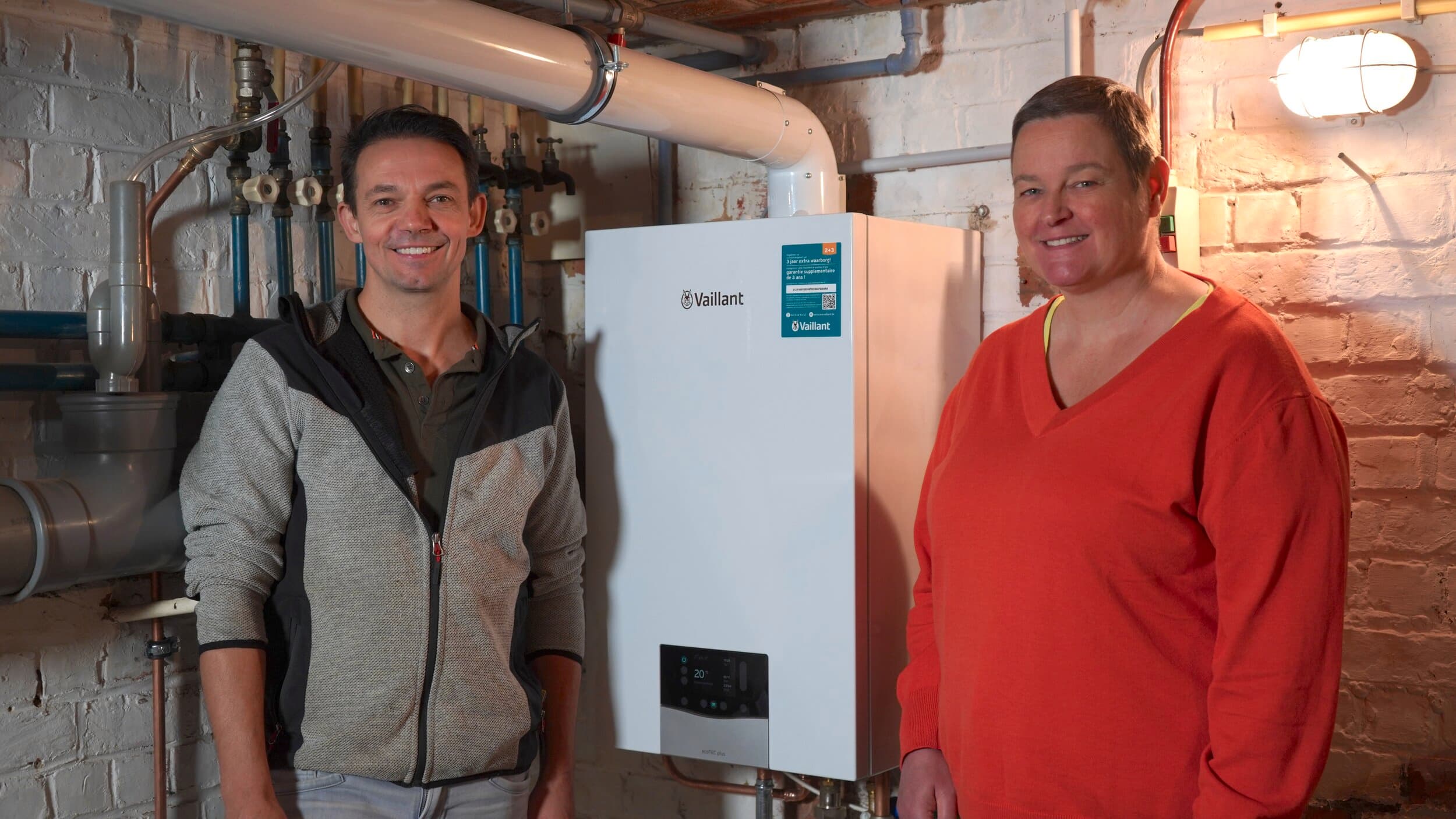 Installateur Hans met Anke naast de ecoTEC plus* gascondensatieketel van Vaillant