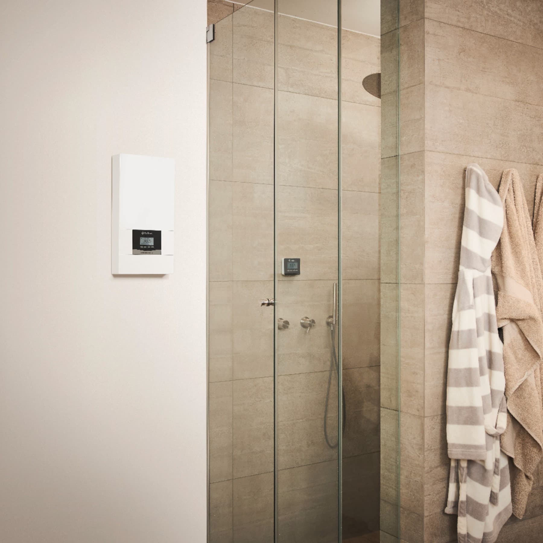Chauffe-eau électrique electronicVED installé dans une salle de bains à côté d'une douche
