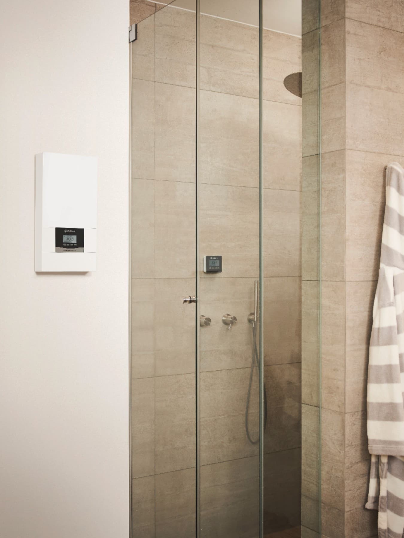 Chauffe-eau électrique electronicVED installé dans une salle de bains à côté d'une douche