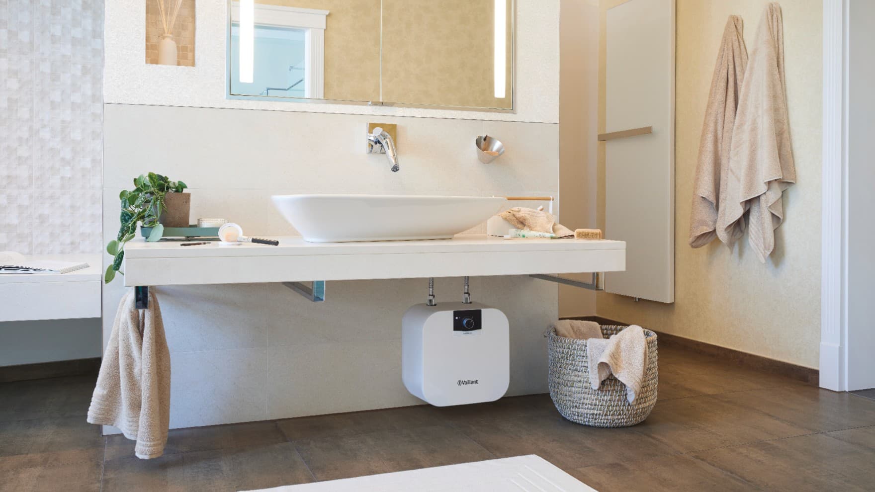 Chauffe-eau de cuisine installé dans une salle de bains, sous un lavabo