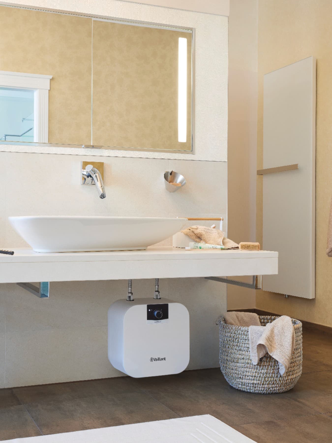 Chauffe-eau de cuisine installé dans une salle de bains, sous un lavabo