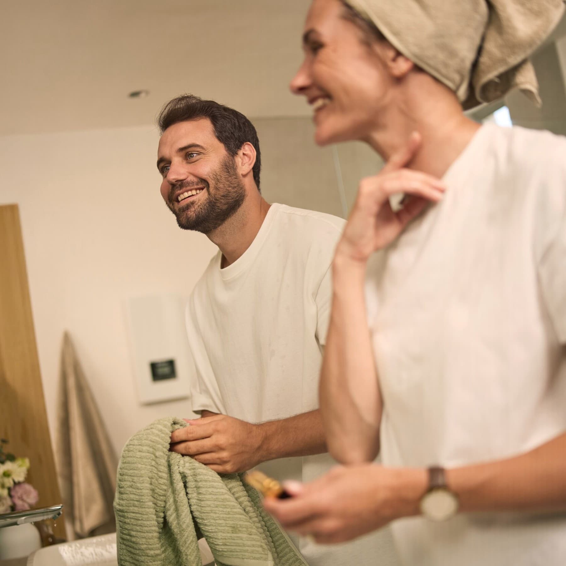 Une famille dans une salle de bains