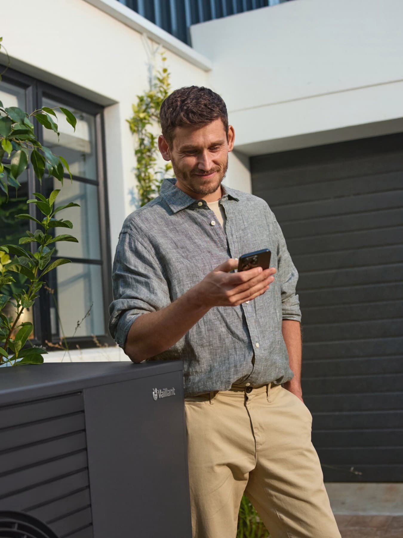 Homme consulte myVaillant web avec un smartphone | Vaillant