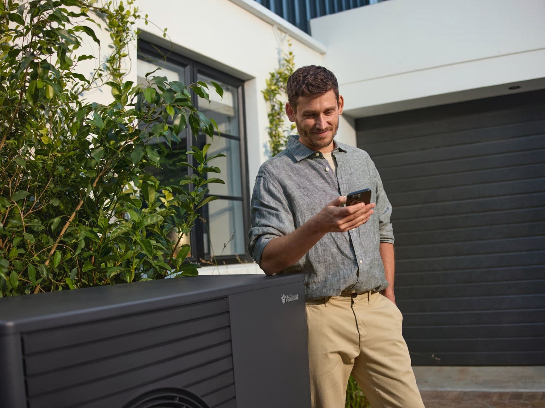 Homme consulte myVaillant web avec un smartphone | Vaillant