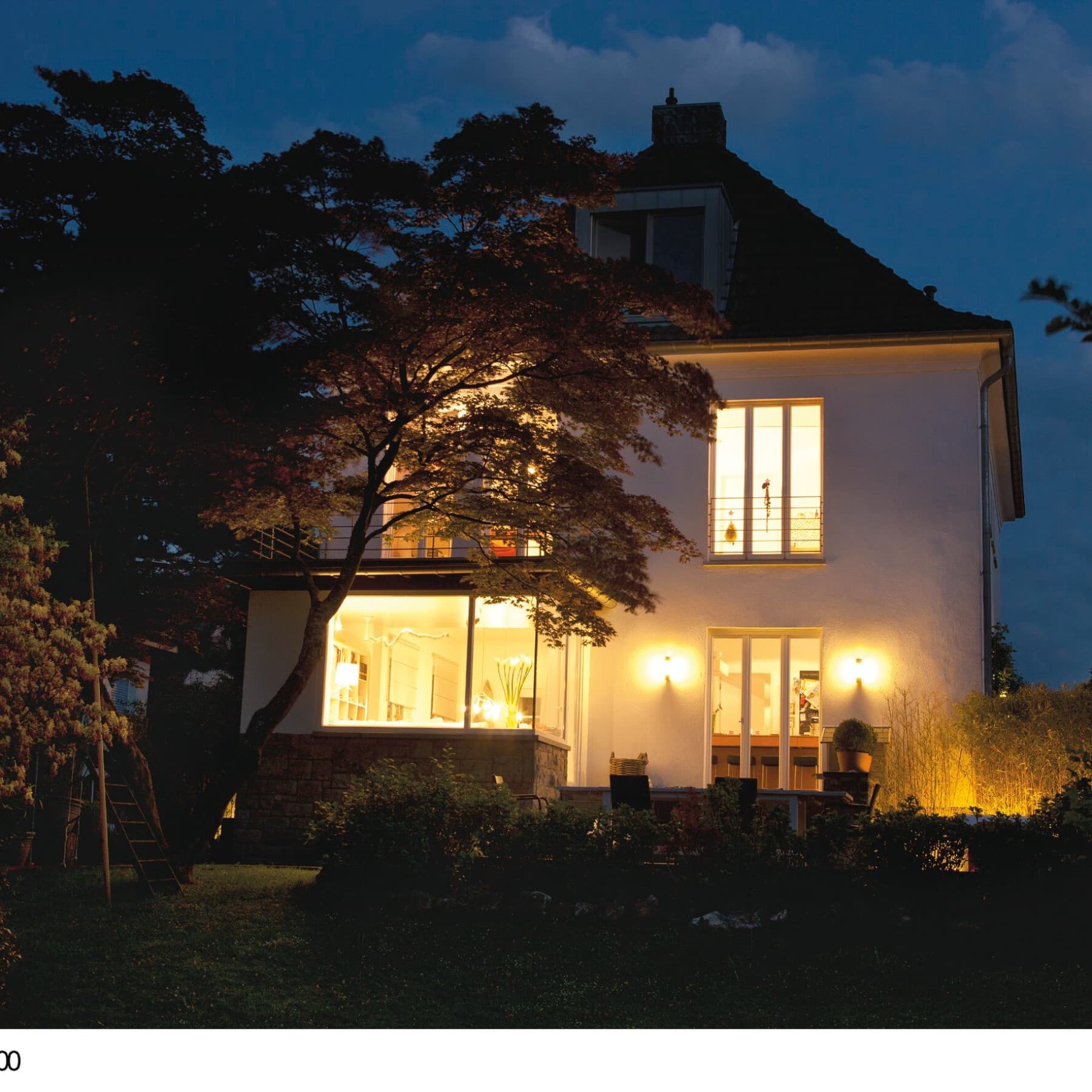 Maison avec fenêtres éclairées