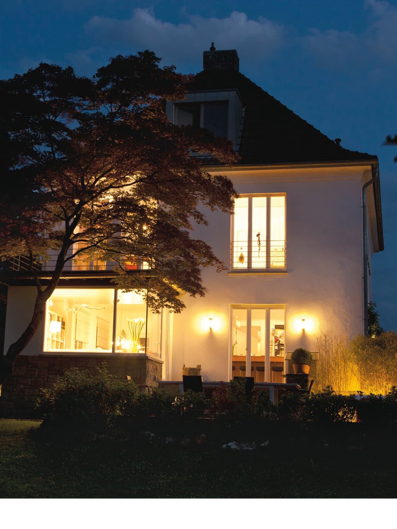 Maison avec fenêtres éclairées