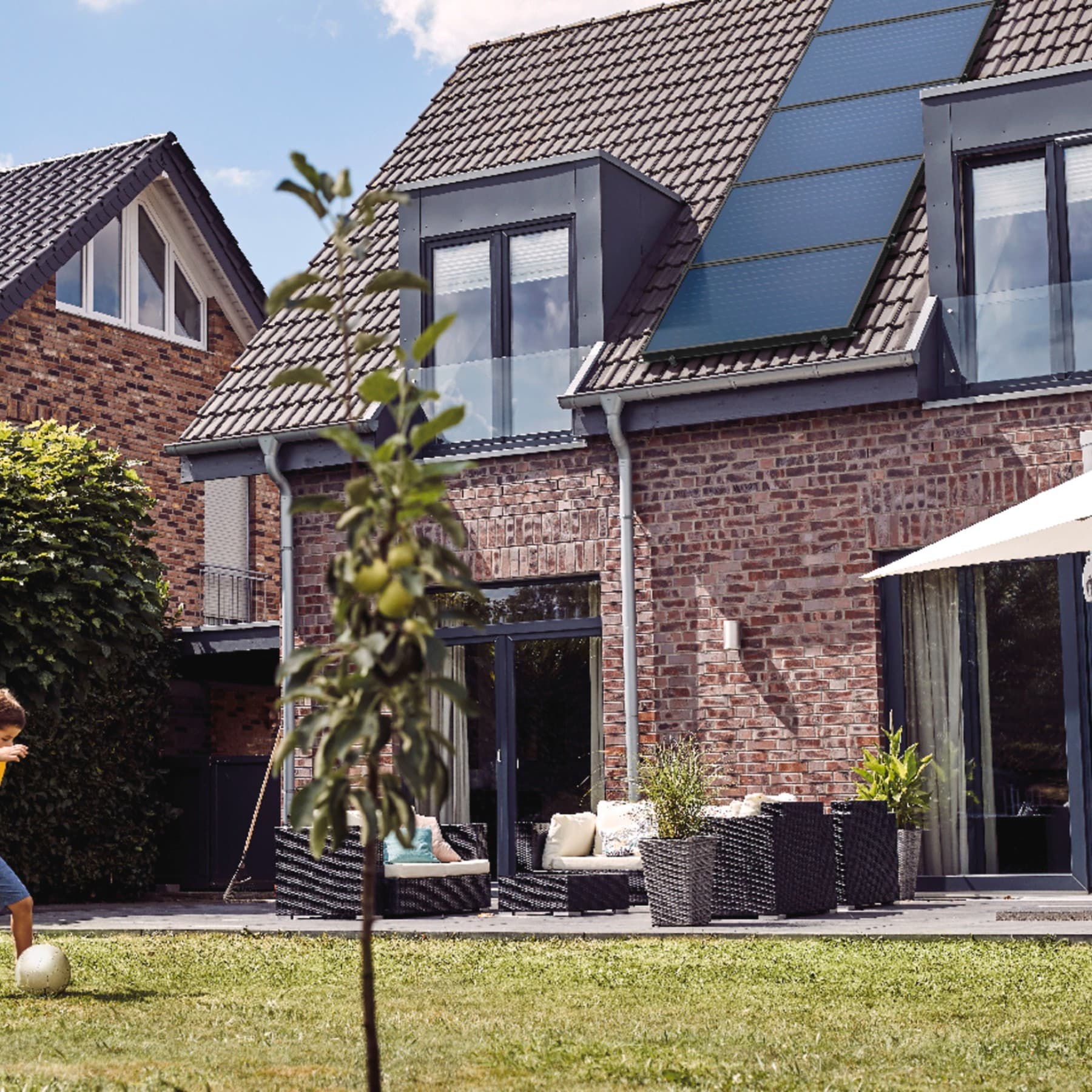 Enfant jouant dans le jardin