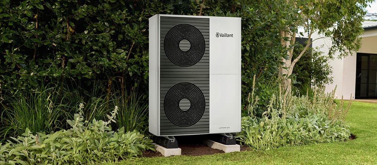 Pompe à chaleur aérothermique aroTHERM Split dans un jardin