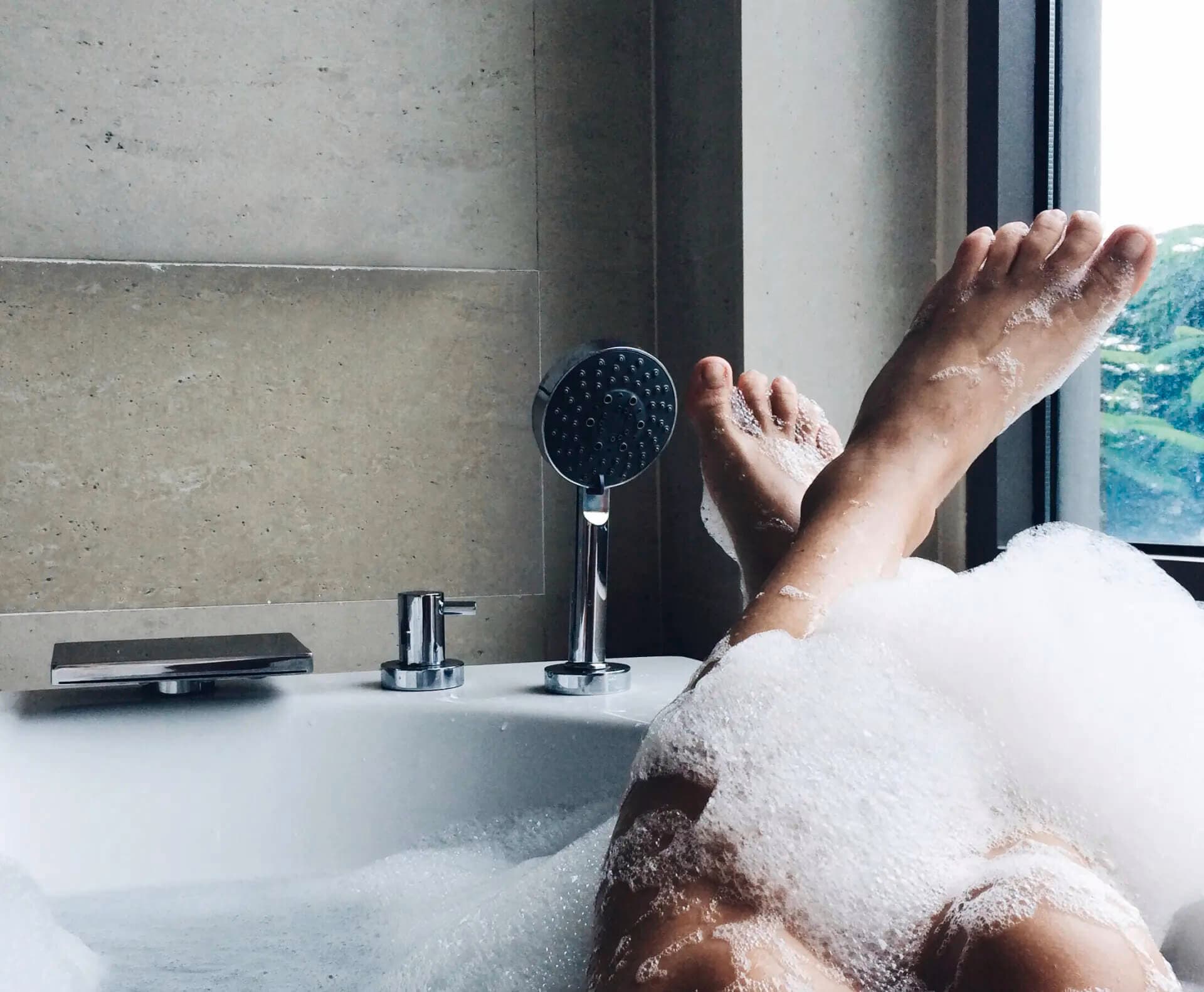 Une femme dans un bain moussant