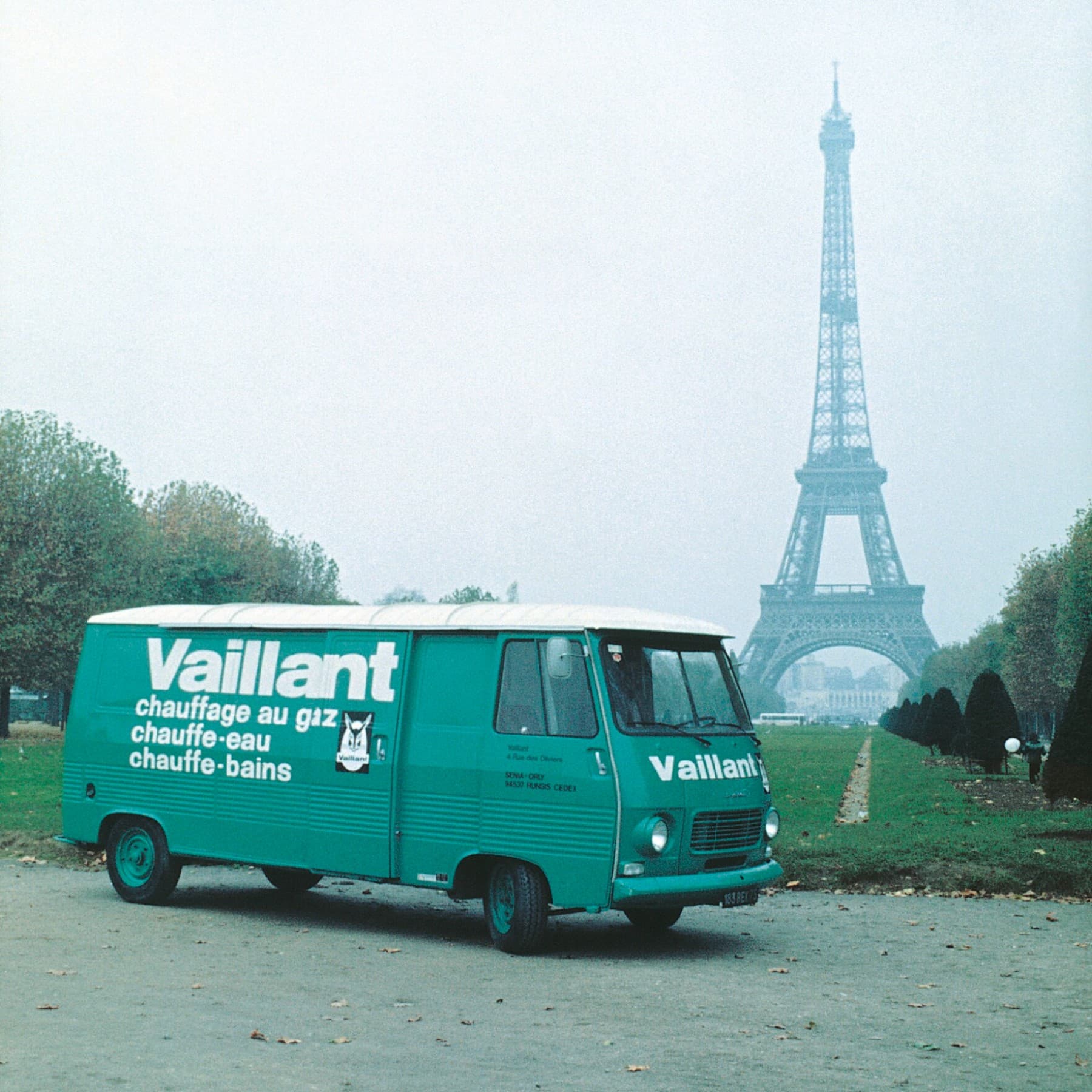 Johann Vaillant devant une pompe à chaleur