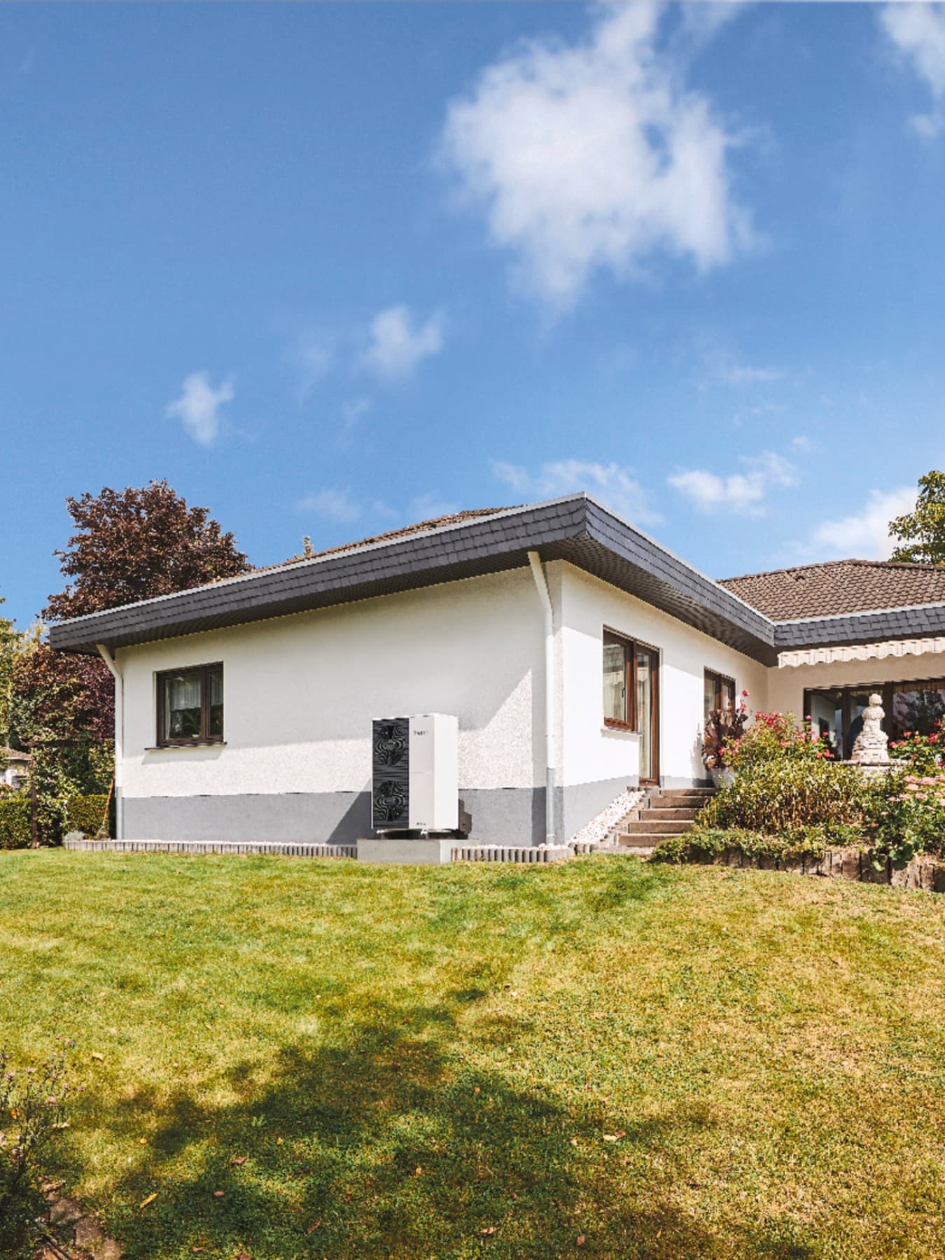Maison du milieu du siècle équipée d'une pompe à chaleur