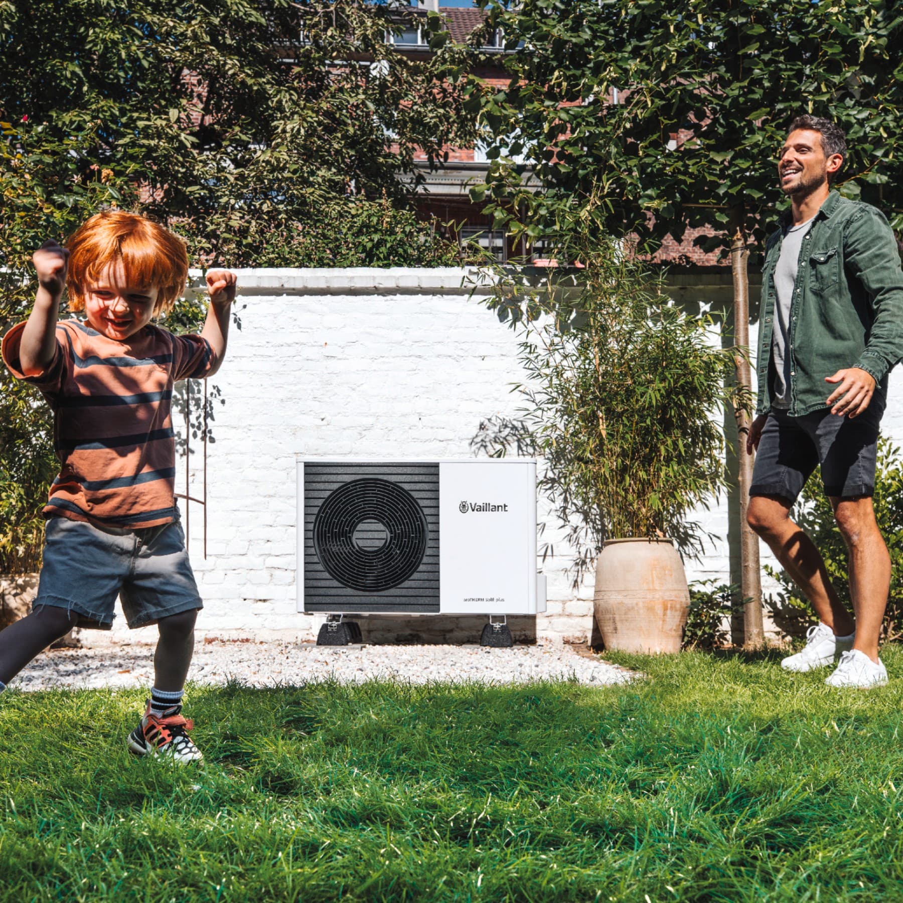 Kind speelt met vader in de tuin