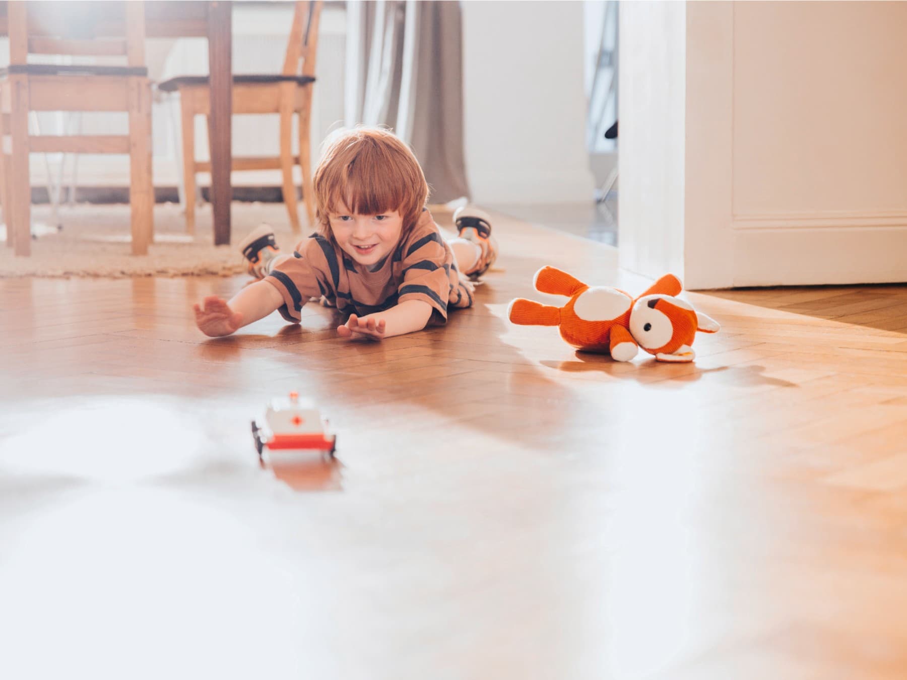 Enfant jouant par terre